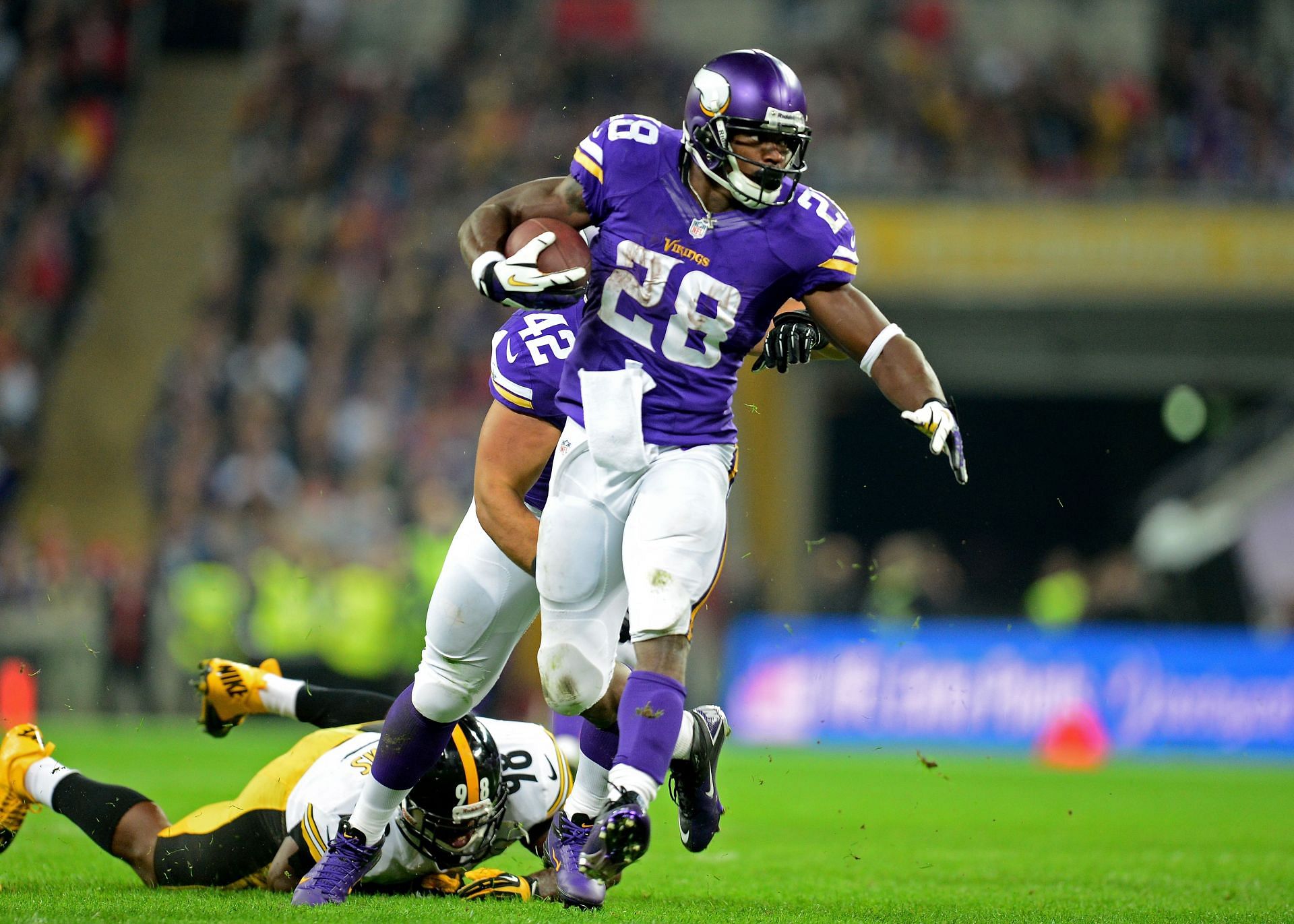 Adrian Peterson to face Le'Veon Bell in celebrity boxing match next month -  Daily Norseman