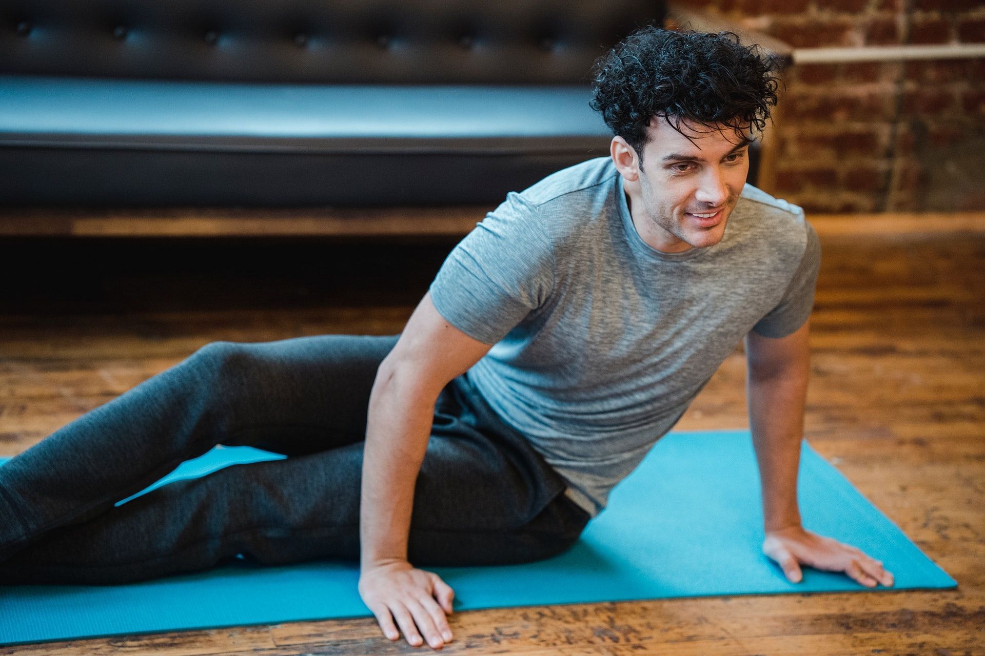 At-home ab exercises are very efefctive for men. (Photo by Klaus Nielsen via pexels)