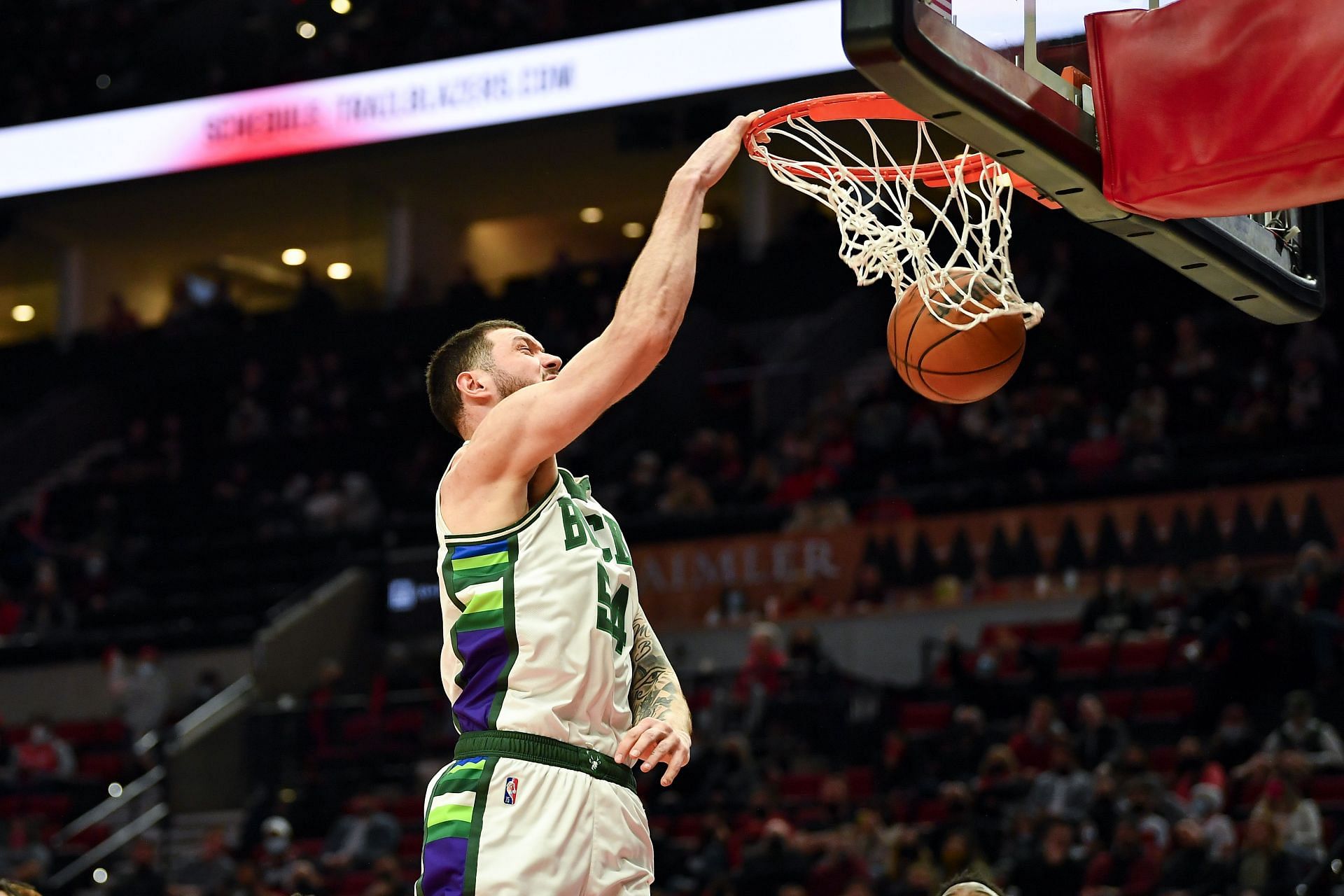 Sandro Mamukelashvili scores off a dunk