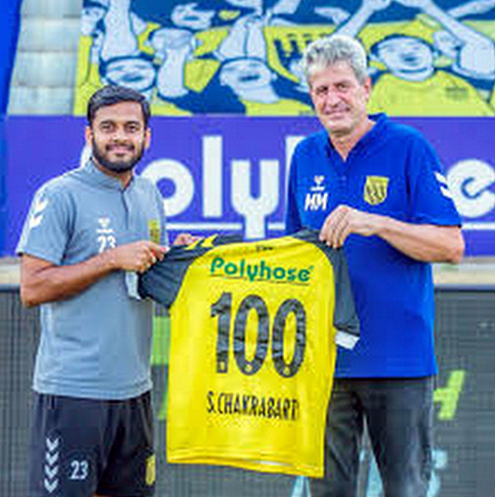 Manolo Marquez (right) presents a special shirt to Souvik Chakraborti (left) on the occasion of his 100th ISL match. Image: ISL
