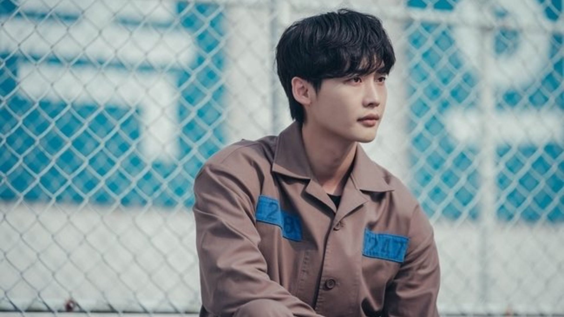 Lee Jong-suk in a still from Big Mouth (Image via MBC Drama)