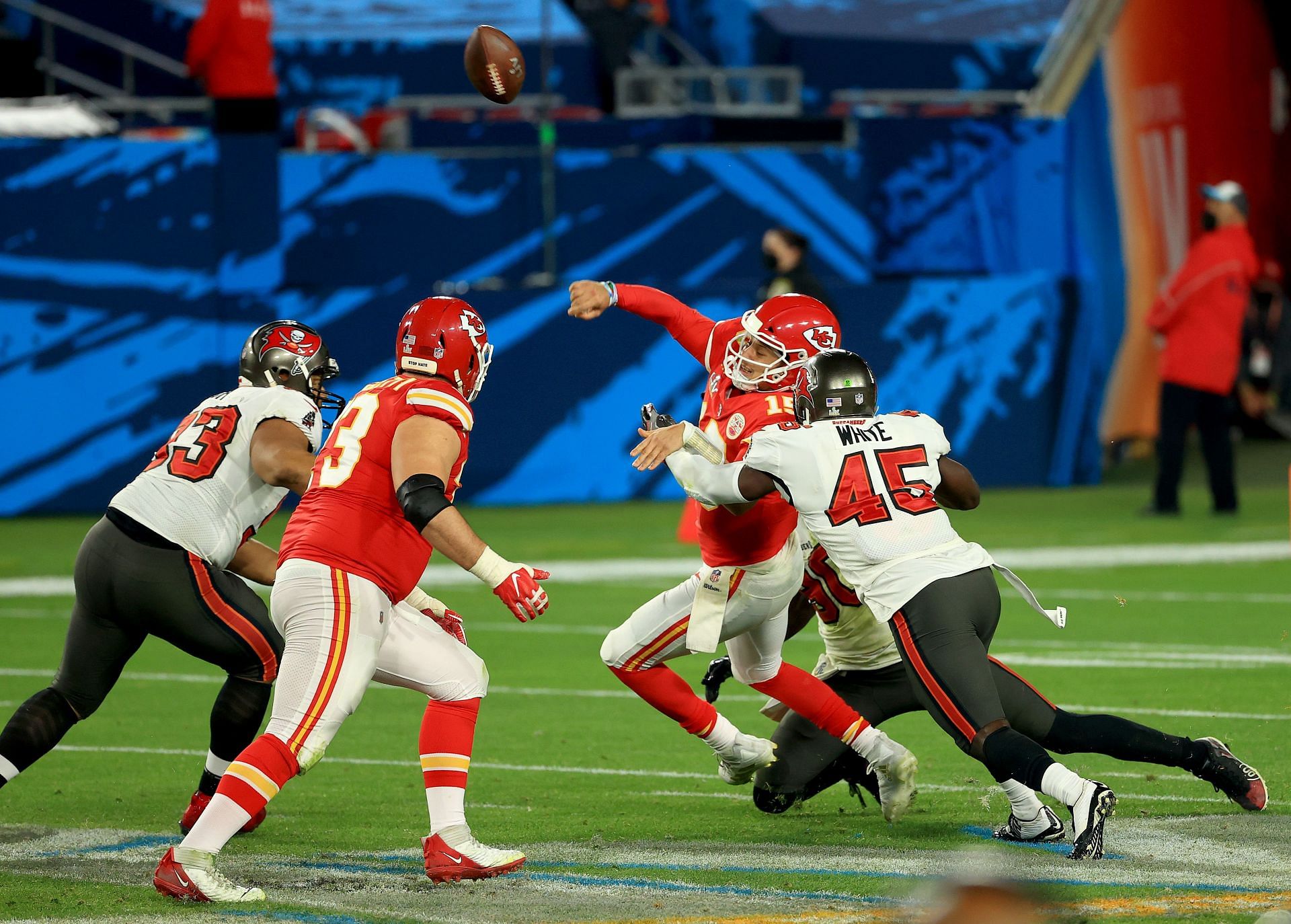 Patrick Mahomes goes up against Buccaneers players in Super Bowl LV