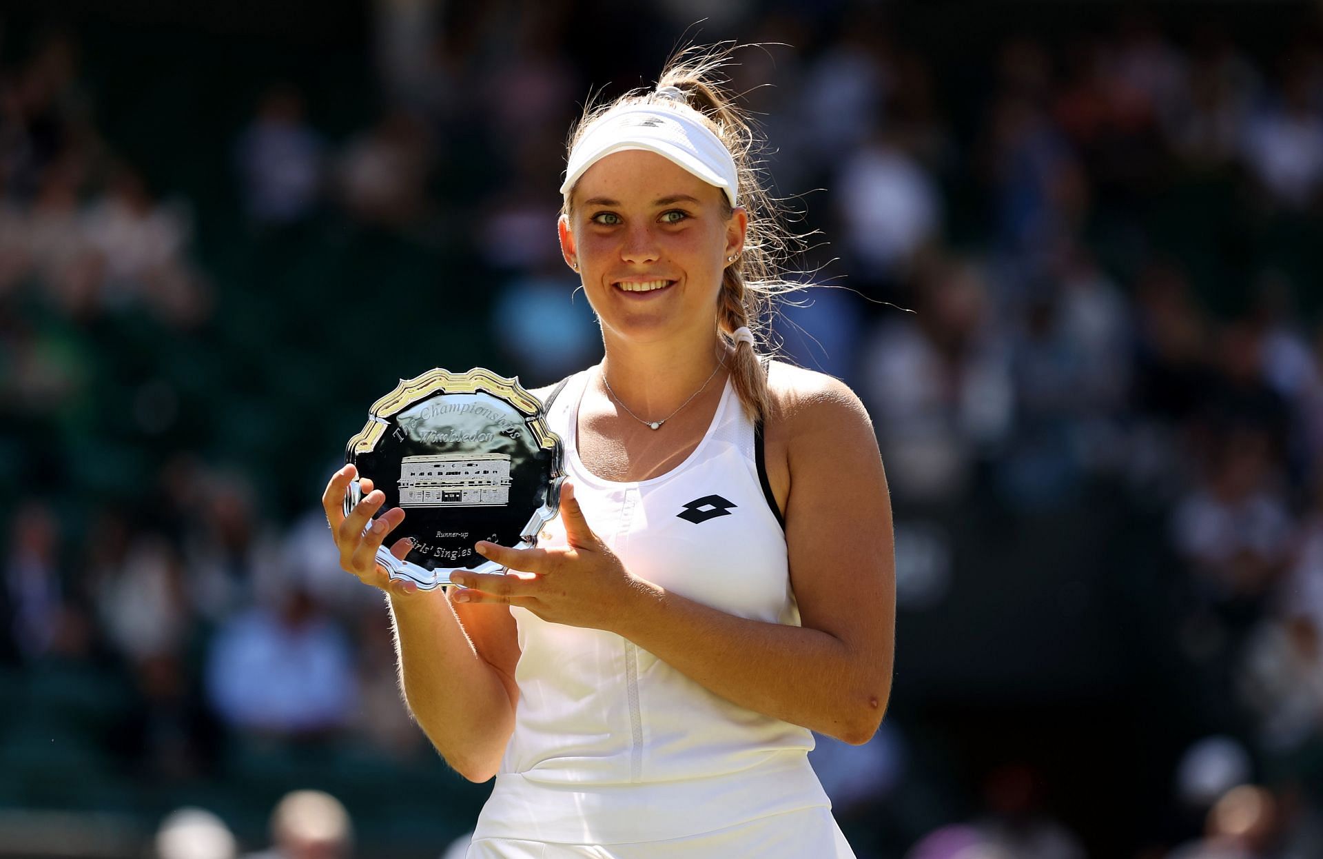 Liv Hovde with the 2022 Wimbledon girls&#039; singles trophy