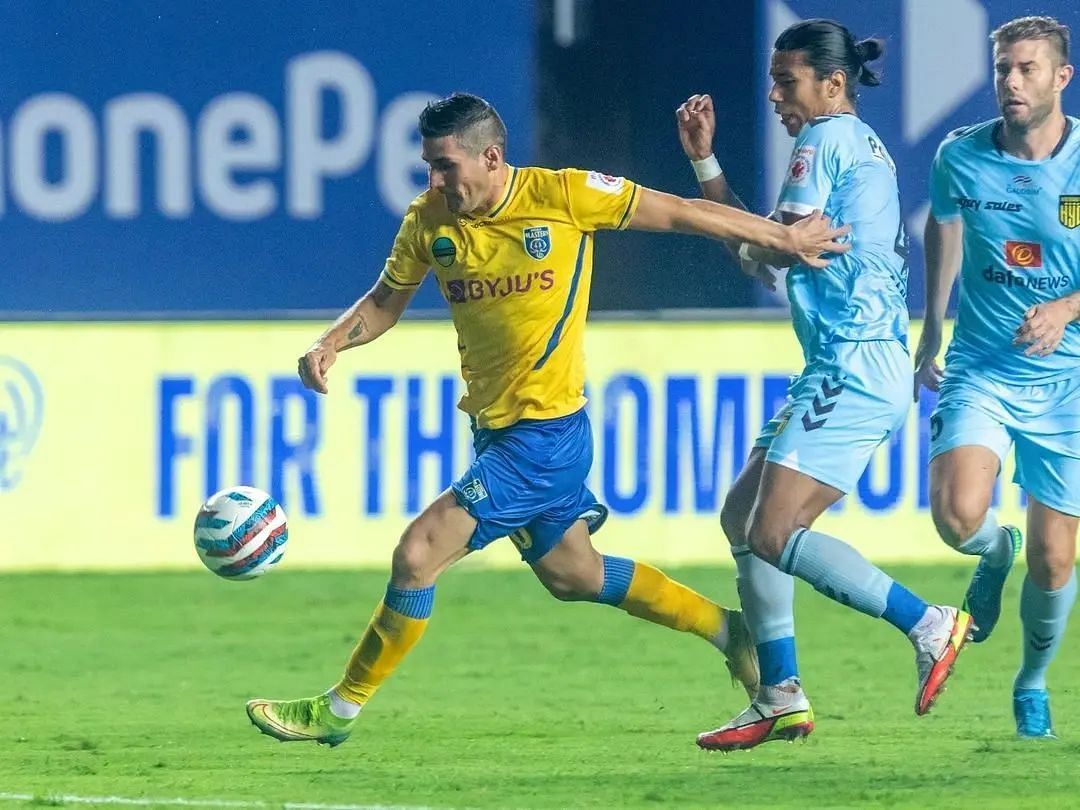 Jorge Pereyra Diaz in action for Kerala Blasters FC against Hyderabad FC in ISL 2021-22 (Image Courtesy: Jorge Pereyra Diaz Instagram)