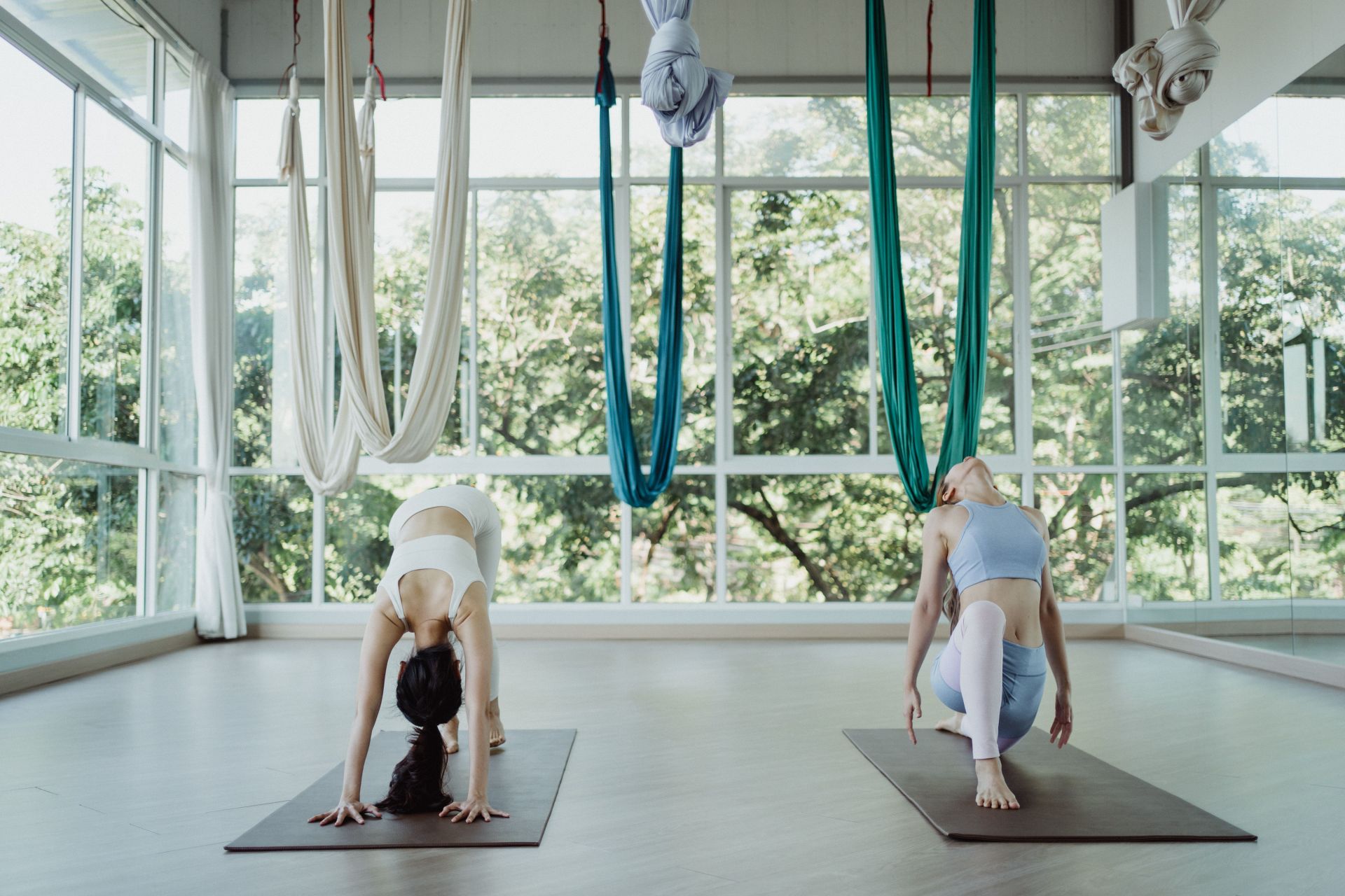 How to Do Standing Forward Bend (Uttanasana) in Yoga: Tips, Technique,  Correct Form, Benefits and Common Mistakes