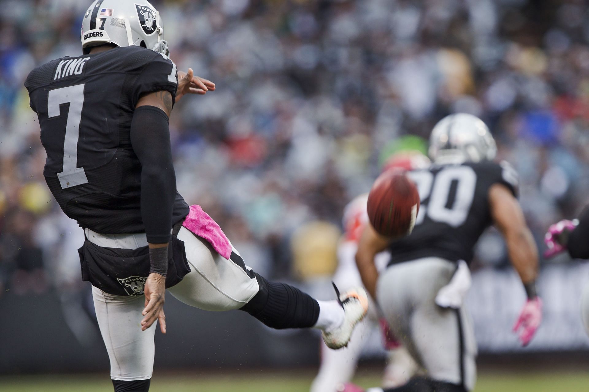 Former Raiders punter Marquette King sends one downfield