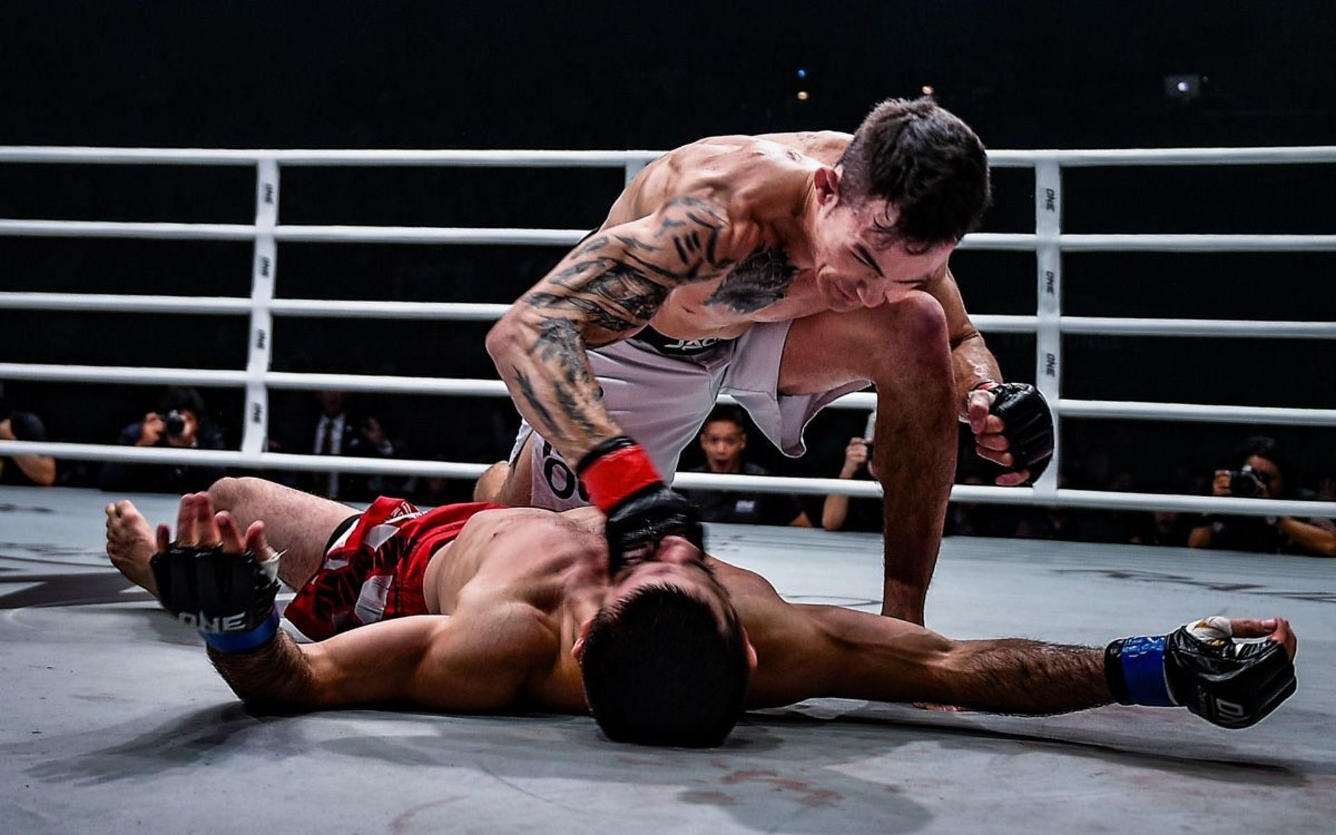 Le knocks out Yusup Saadulaev. [Photo ONE Championship]