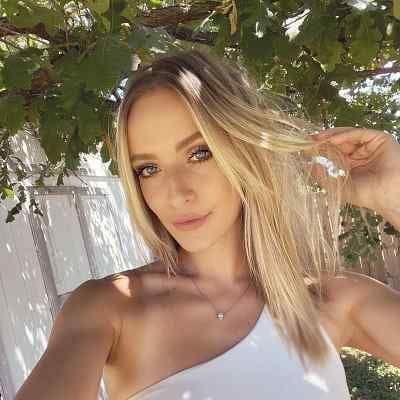 How much is Sarati's Net Worth?