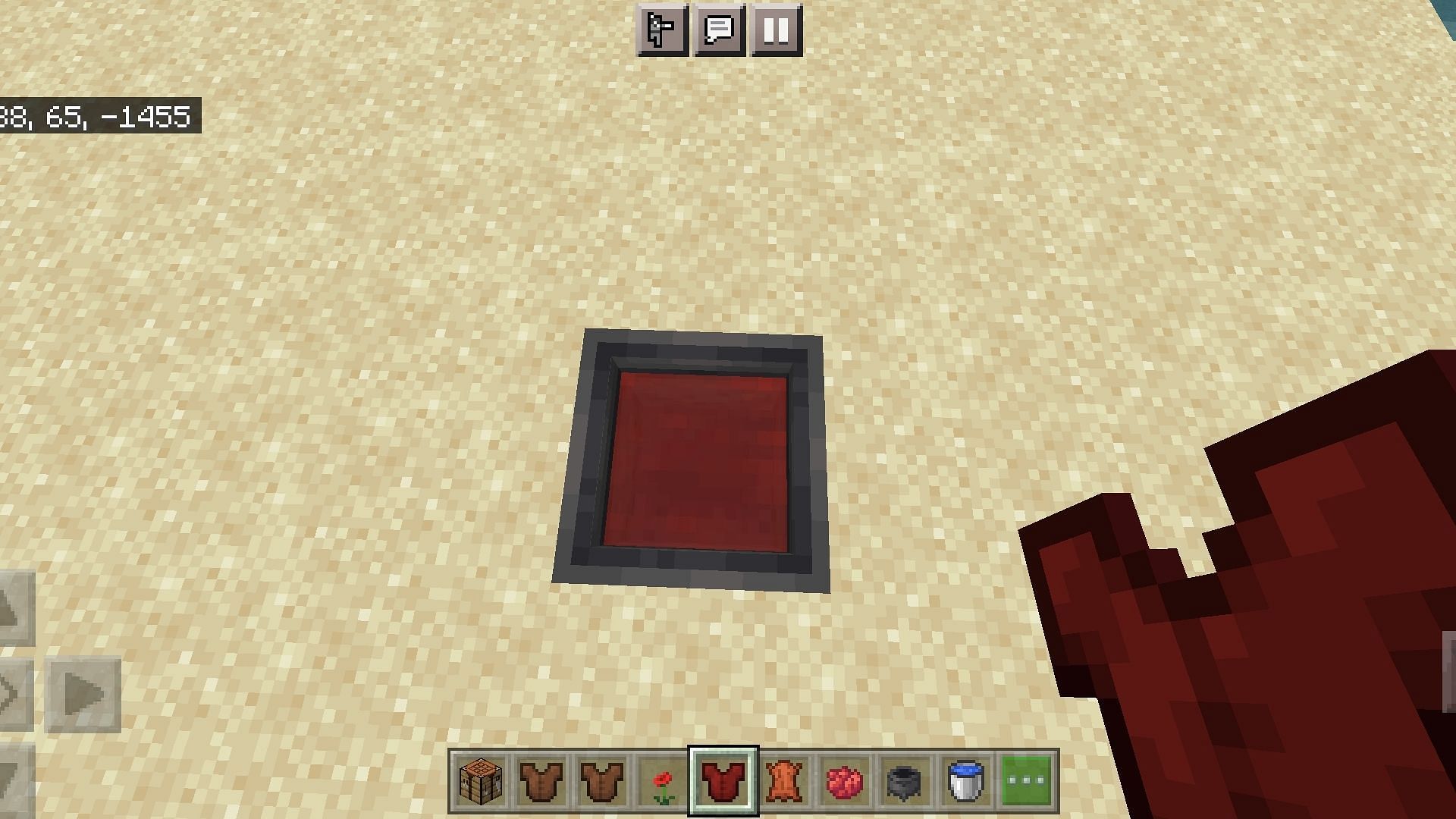 Players can use a leather armor part on the cauldron to dye it (Image via Minecraft Pocket 1.19 update)