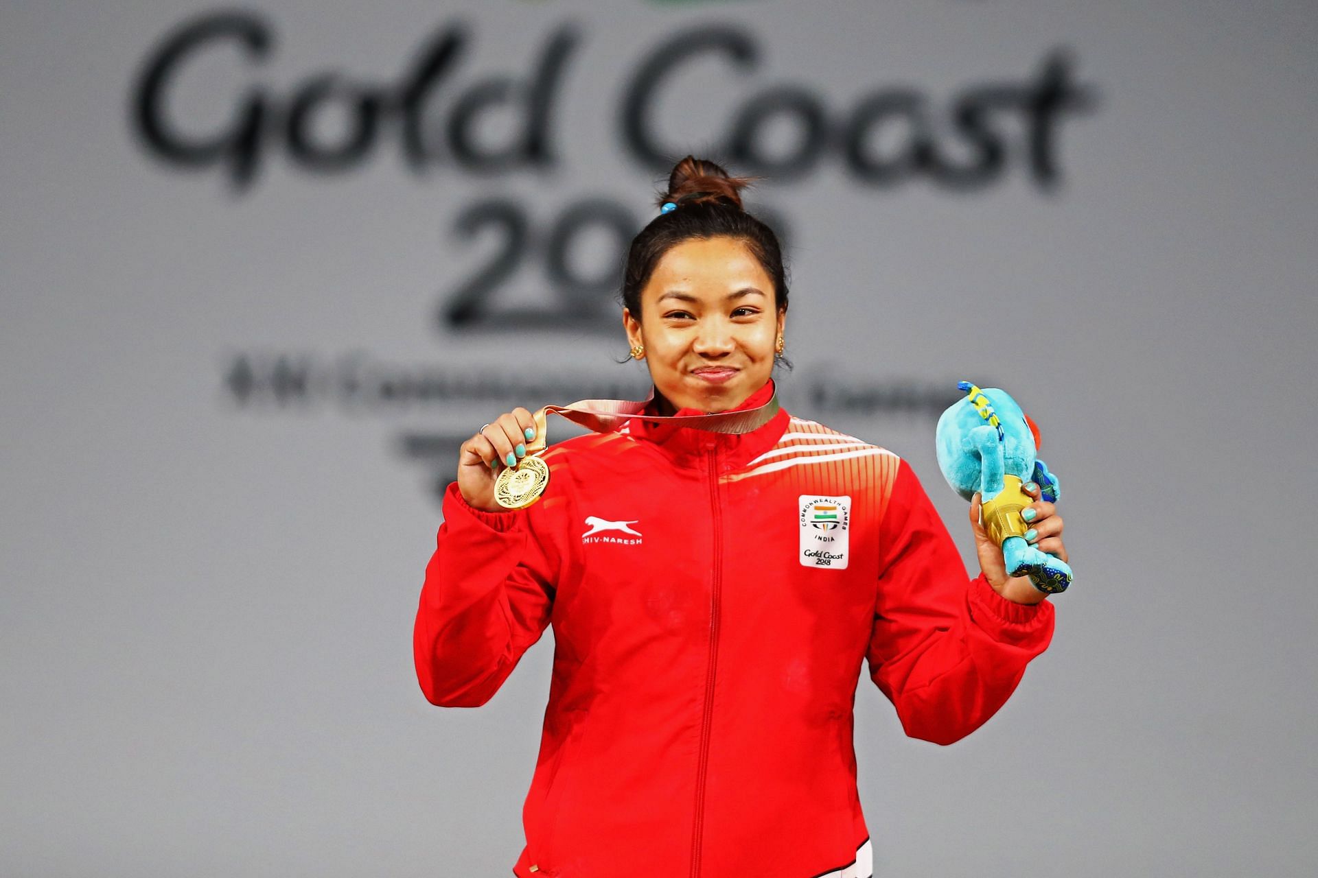Mirabai Chanu with her gold medal at the 2018 Commonwealth Games. (Image courtesy: Getty)