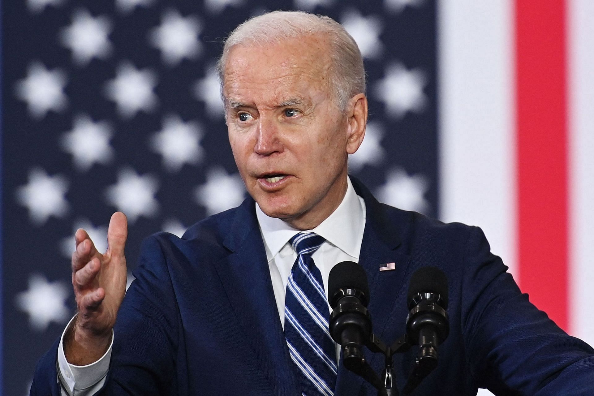 Joe Biden trolled for reading teleprompter instructions (Image via Getty Images)