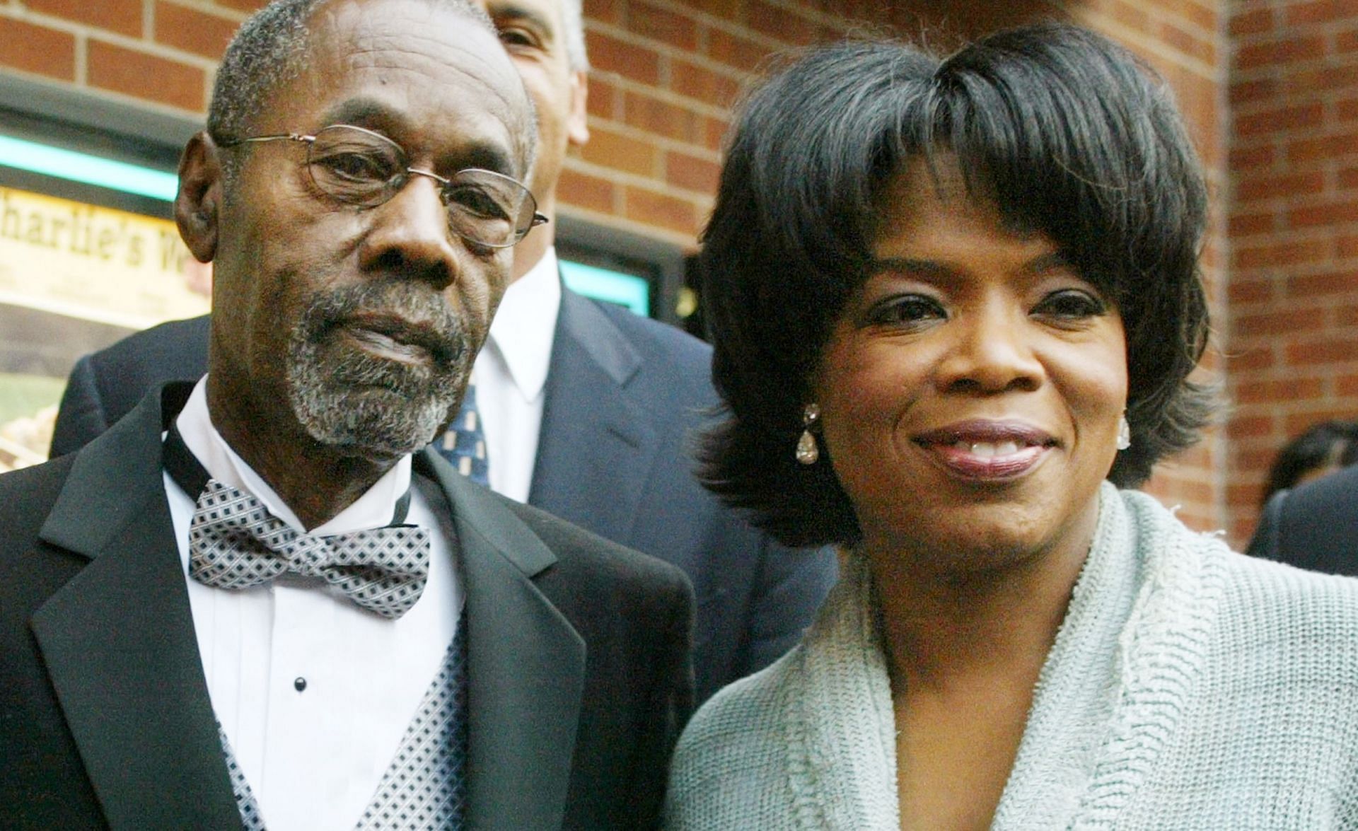 Oprah Winfrey and her father Vernon in 2003 (Image via Adriane Jaeckle/Getty Images)
