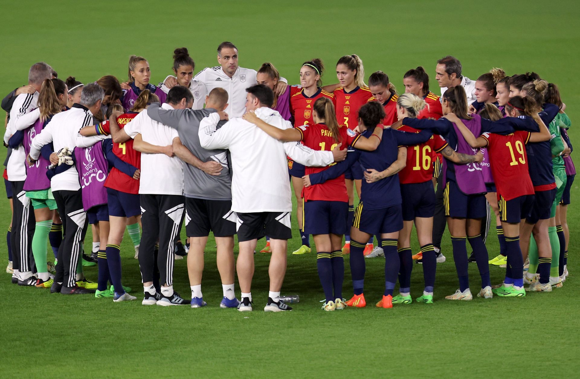 हार के बाद आपस में बातचीत करते स्पेन की टीम के खिलाड़ी और सपोर्ट स्टाफ।