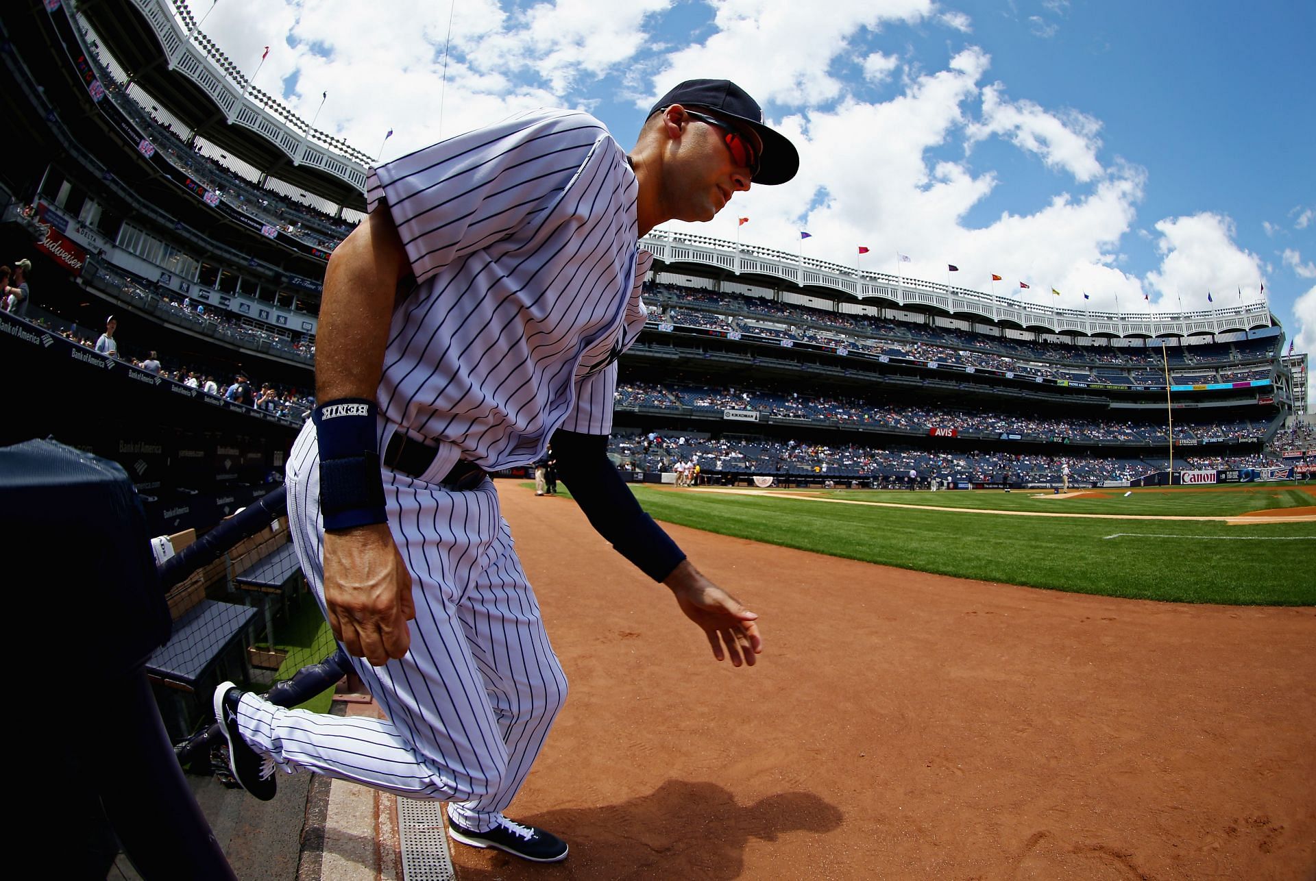 Jeter runs onto the field, Pittsburgh Pirates v New York Yankees.