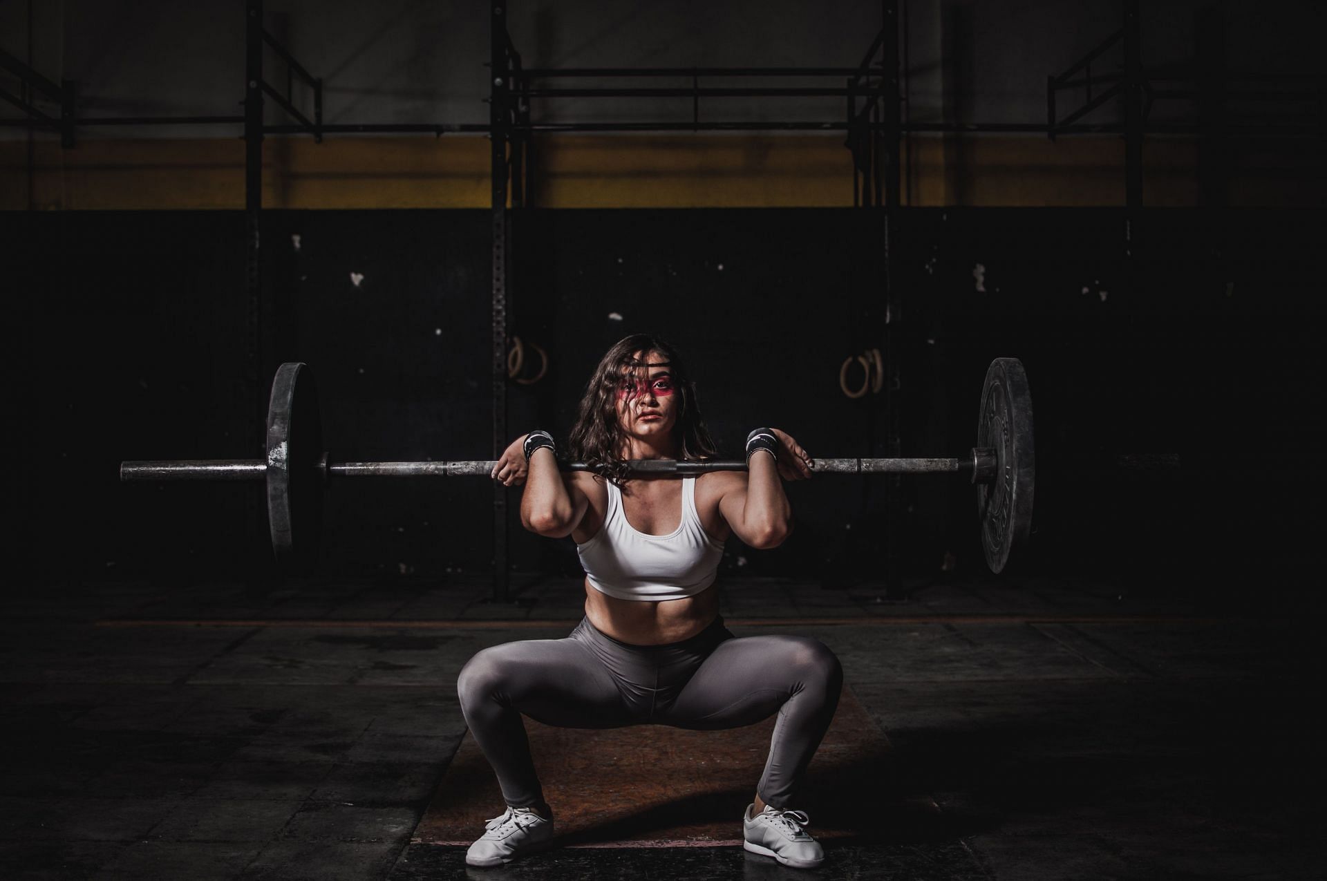 Best and effective weight training exercises for women to get stronger core. (Image via Pexels/Leon Ardho)