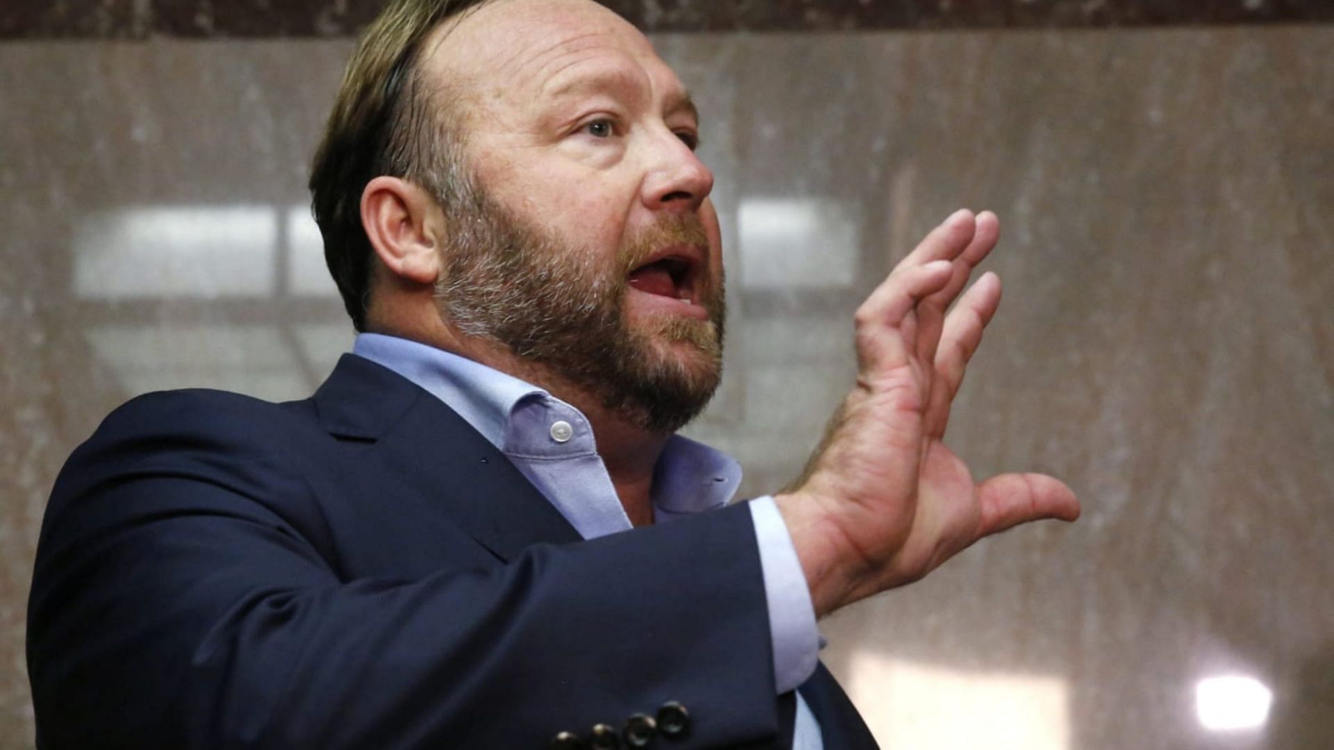 Right-wing conspiracy theorist Alex Jones was sued by parents of Sandy Hook shooting victim for defamation (Image via Twitter @/robertfranek)