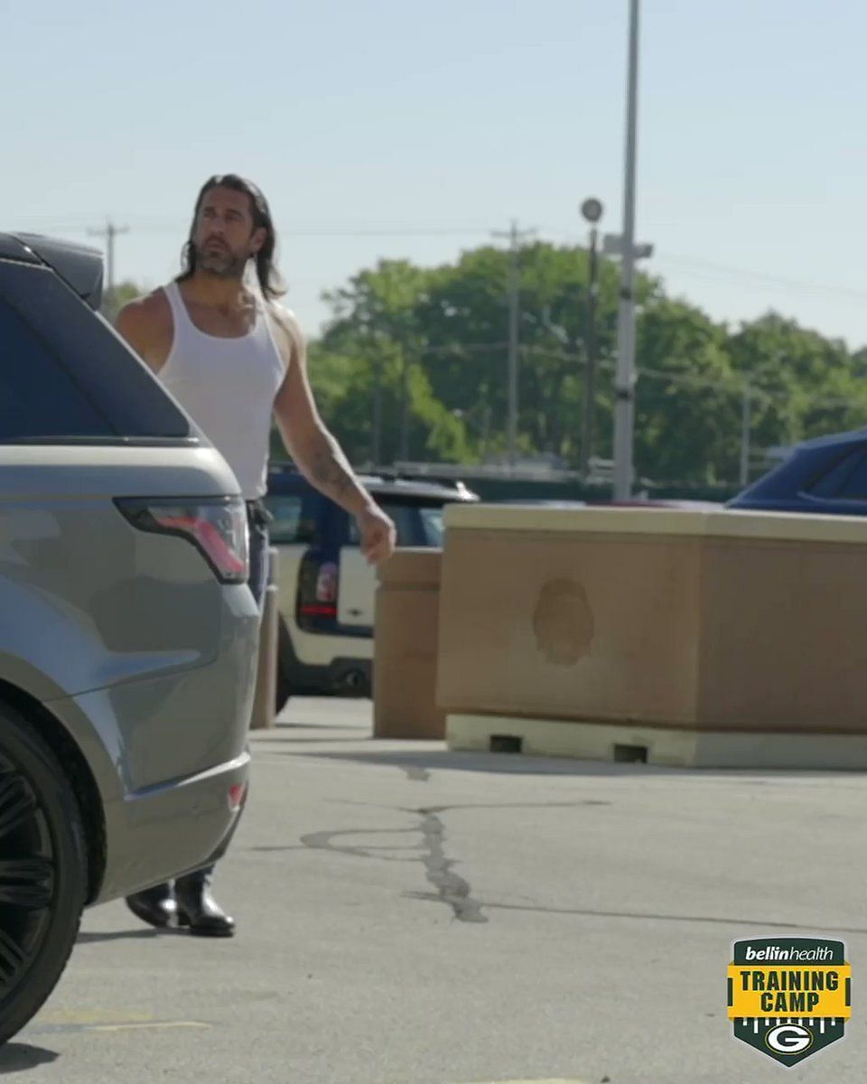 Aaron Rodgers shows up to Packers camp as Nicolas Cage lookalike