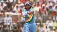 मैच के दौरान शॉट खेलते महेंद्र सिंह धोनी