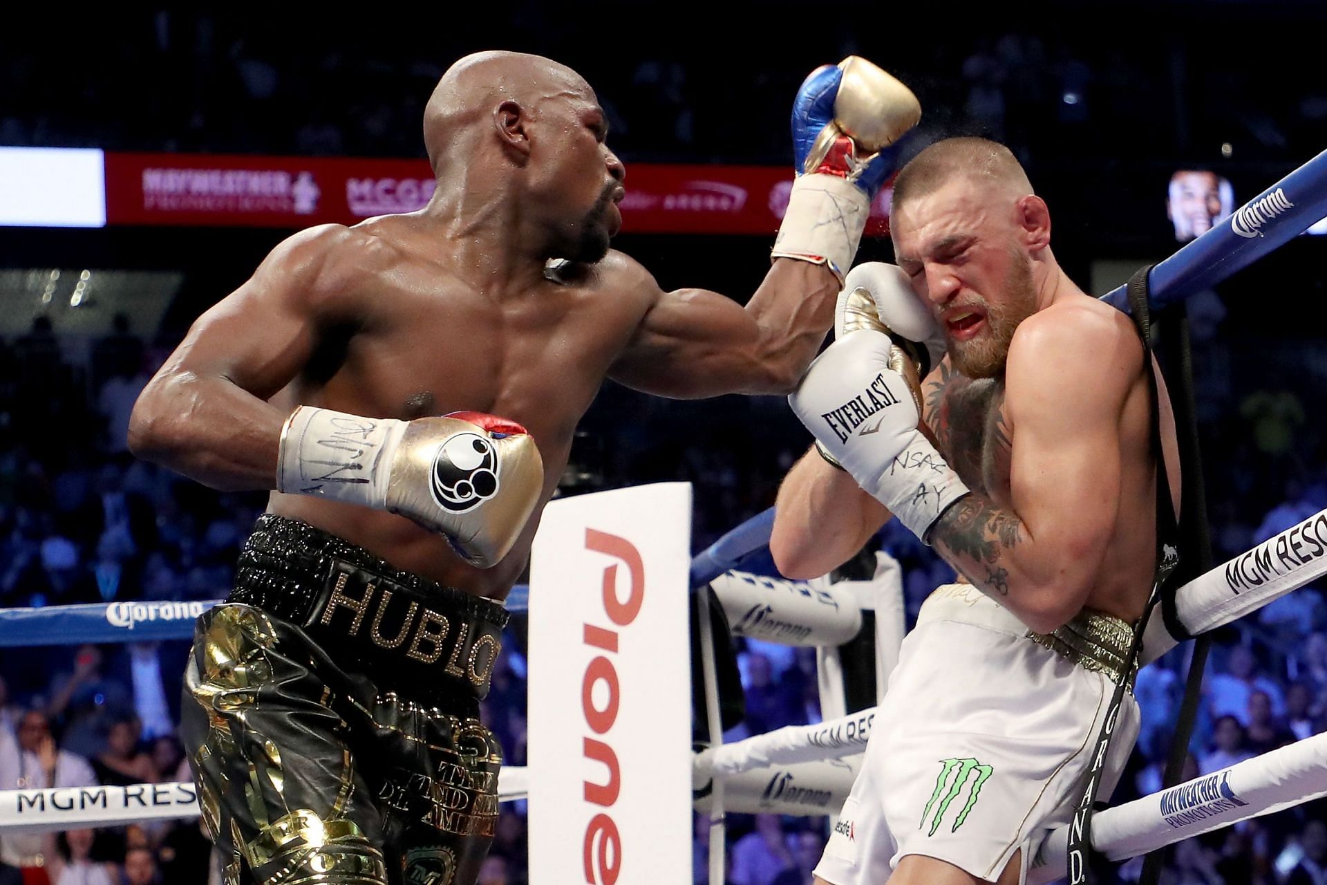 Floyd Mayweather (left) and Conor McGregor (right) (Image via Getty)