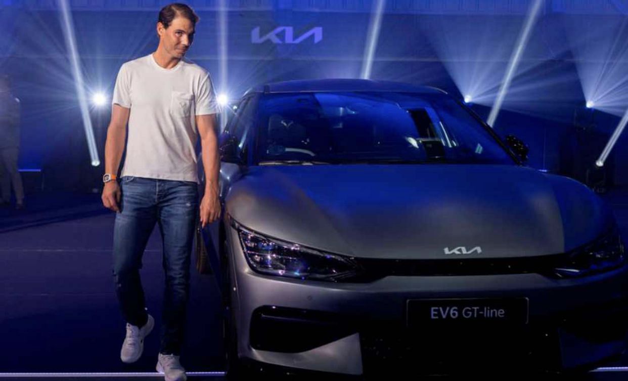 The Spaniard strikes a pose with his new car Kia EV6 GT