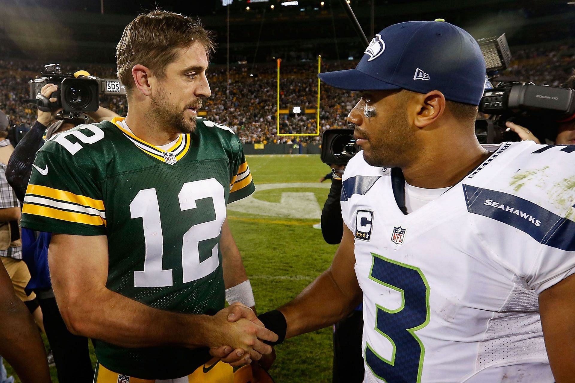 Aaron Rodgers and Russell Wilson had contrasting looks when they arrived for practice