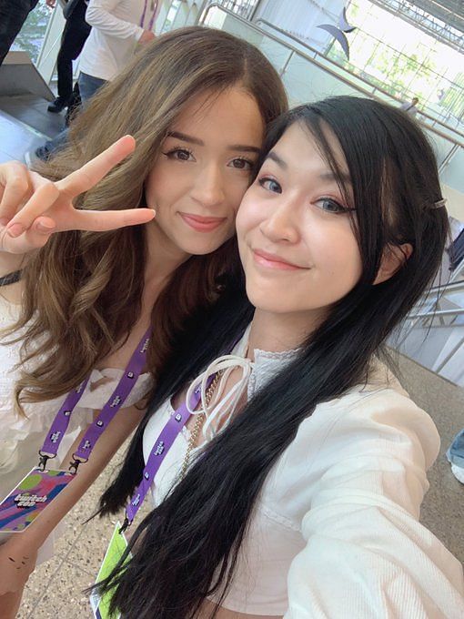 Fans share their experience meeting with Pokimane at TwitchCon 2022