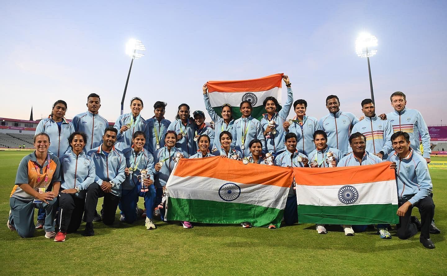 Team India after winning the silver medal in women&#039;s cricket at CWG 2022.