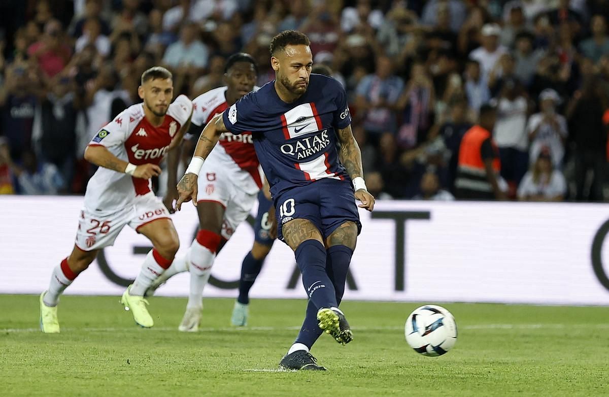 Neymar scores the equalizer for Paris Saint-Germain from the spot