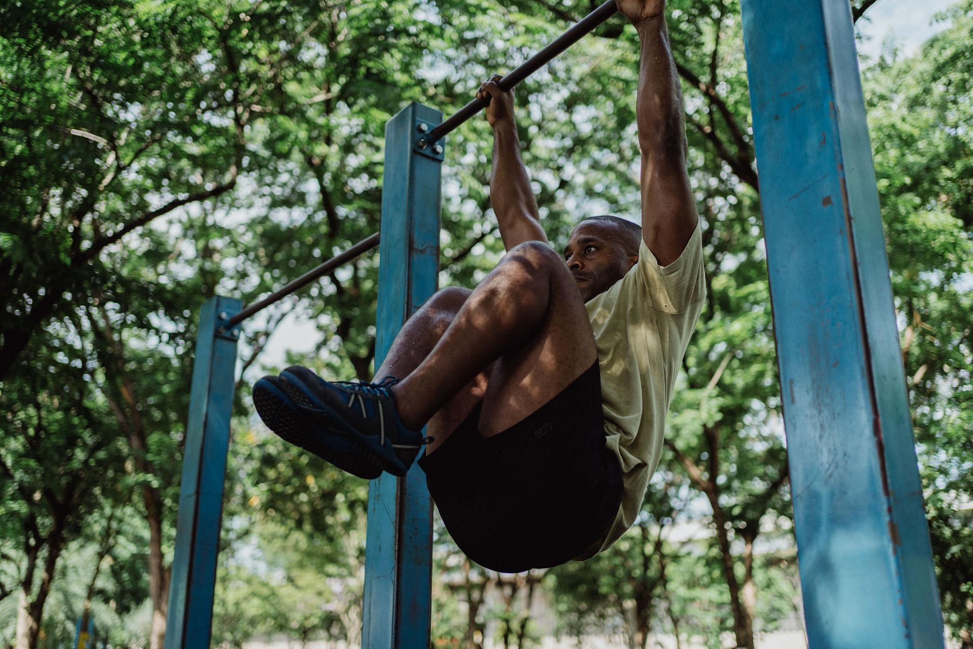 Pull-up bar is a great exercise equipment to strengthen the back. (Image via Pexels/ Ketut Subiyanto)