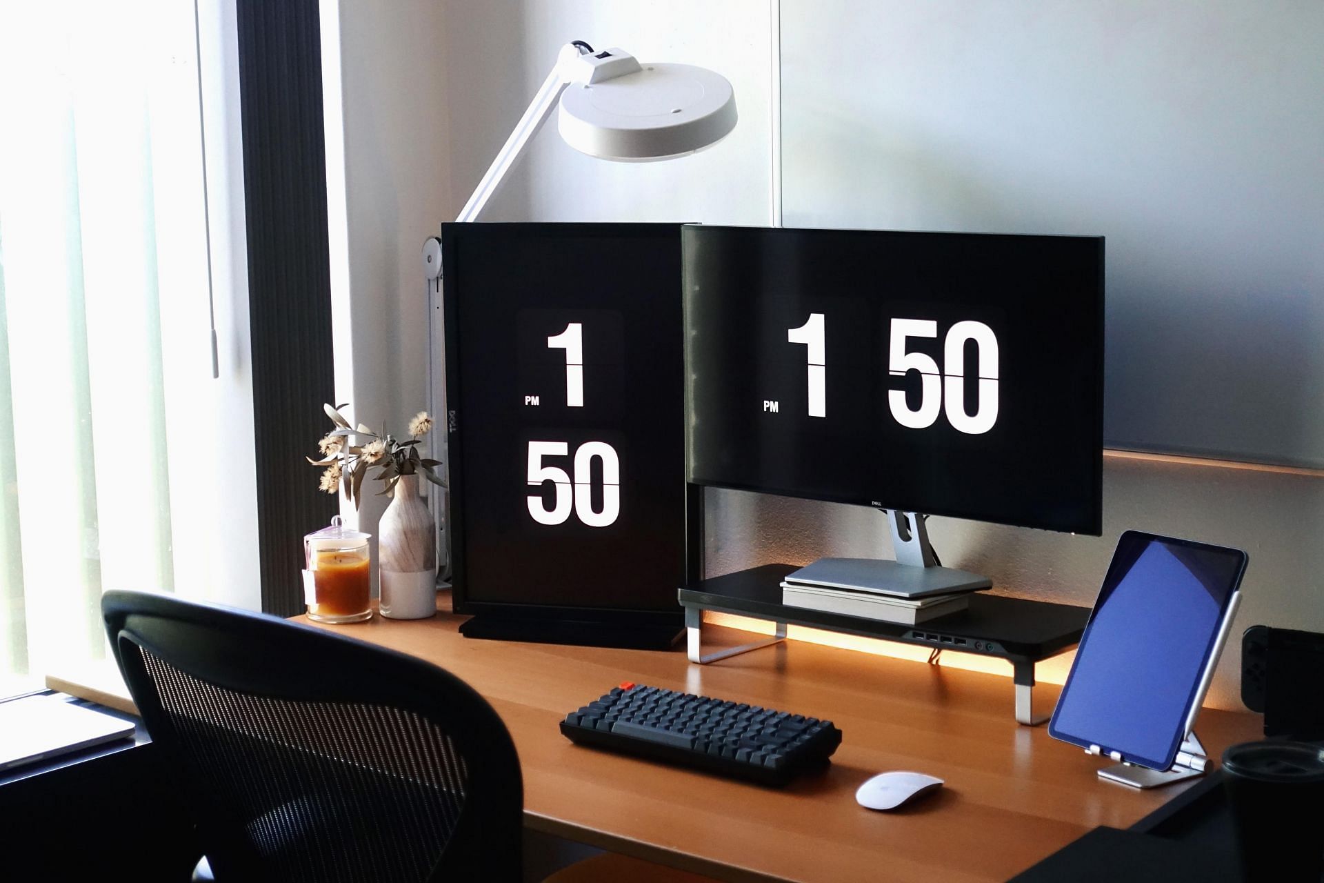 A minimal workstation setup (Image via Reddit/u/joel_ker)