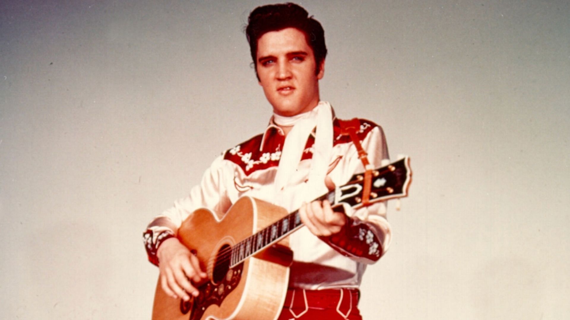 Personal items of Elvis are going up for an auction. (Image via Getty)