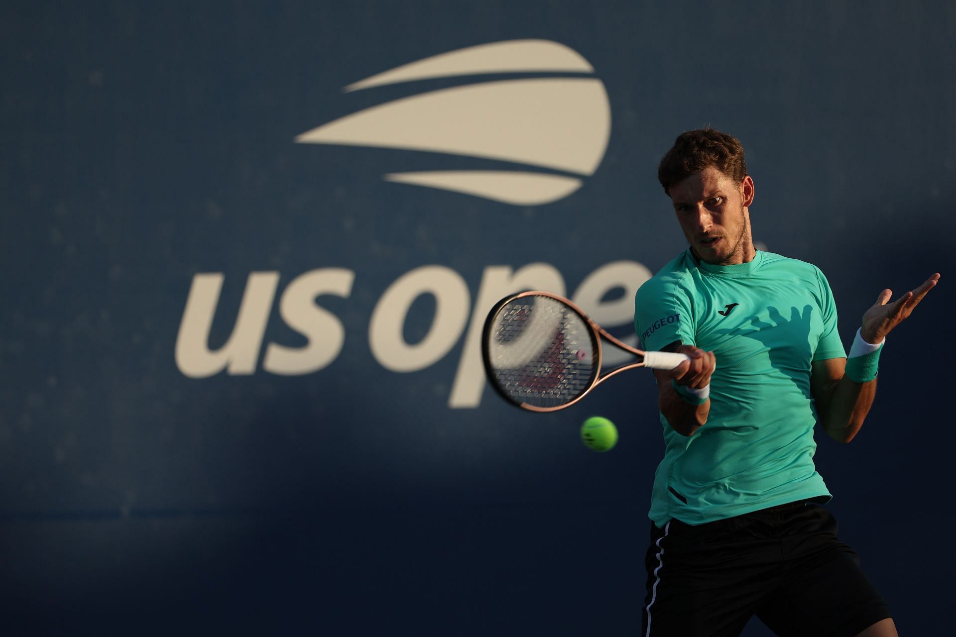Carreno Busta plays a forehand against Dominic Thiem at the 2022 US Open - Day 1