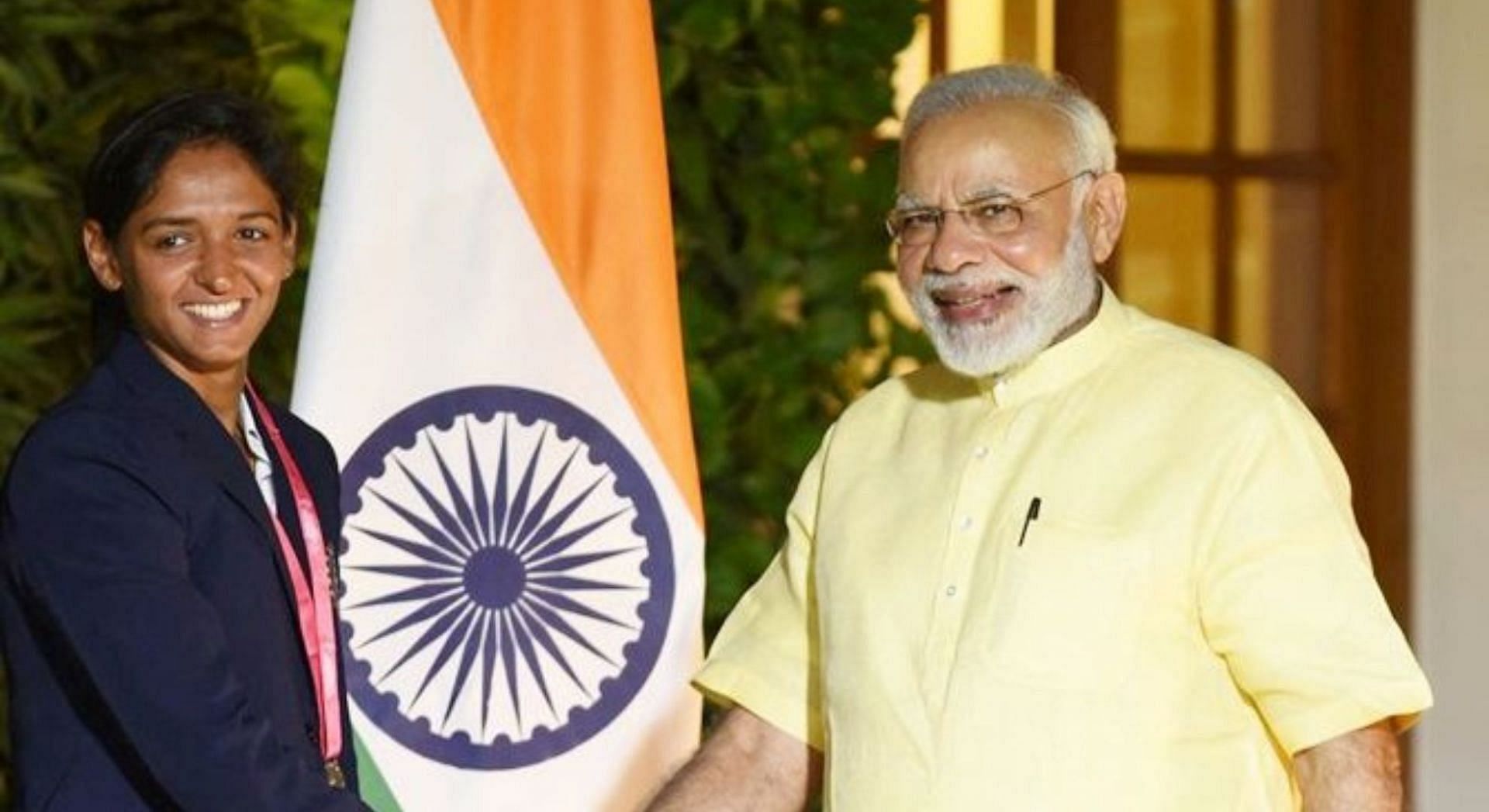 प्रधानमंत्री नरेंद्र मोदी के साथ मुलाकात करतीं हरमनप्रीत कौर