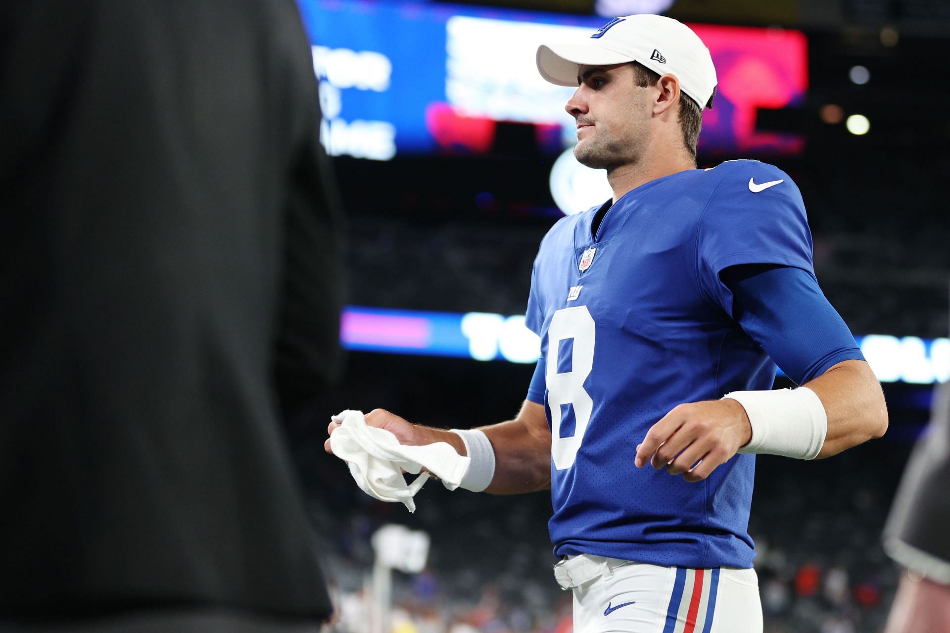 Saquon Barkley lends a hand to lovestruck Giants fan