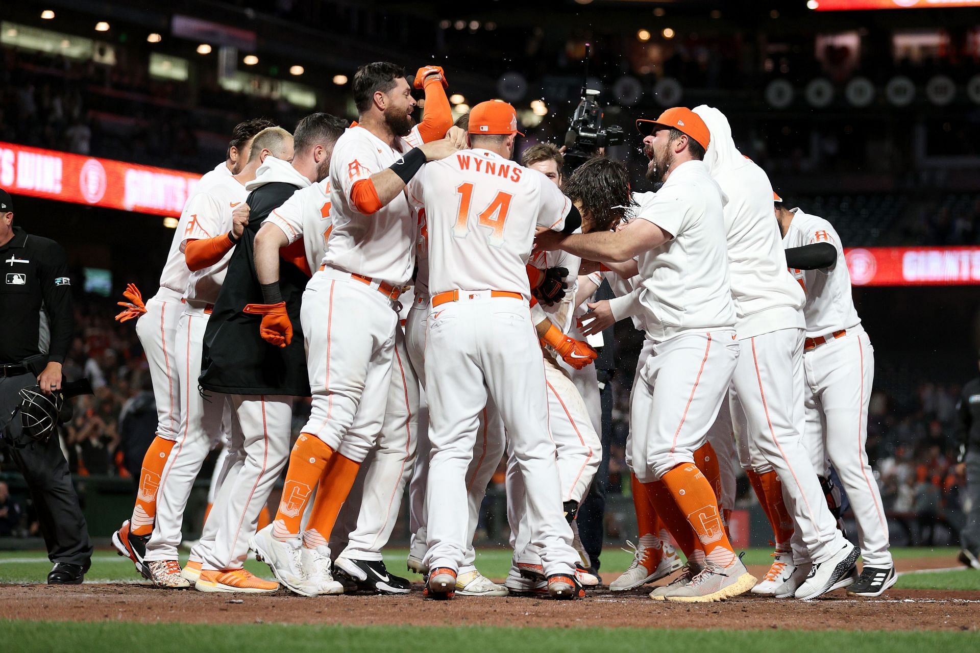 SF Giants' winning streak ends, but they're hottest ticket in town