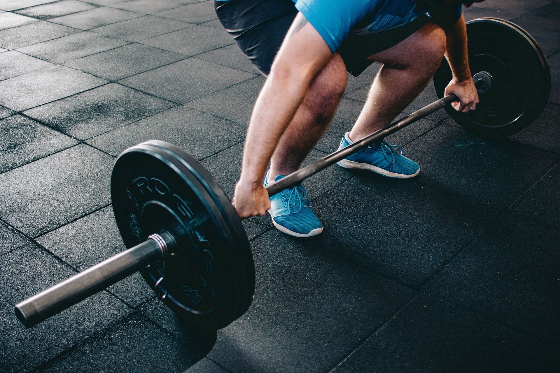 Incorporating compound exercises can help reduce hip fat. (Image via Pexels / Victor Freitas)