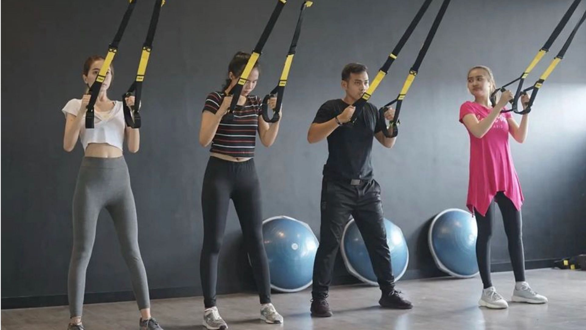 TRX exercises increase full body strength and power. (Photo via Instagram/ ifecoachradissonlampung)