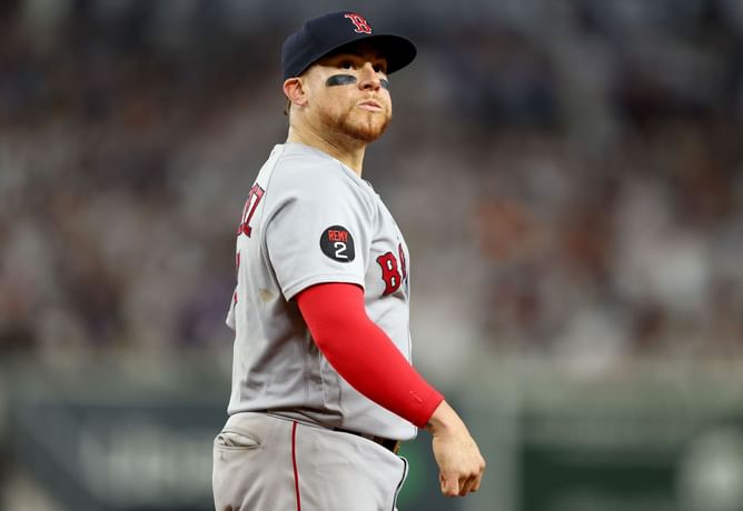 "It's a business" - Boston Red Sox trade Christian Vazquez to Houston Astros while he prepares to play against them, catcher gets pulled away from reporters by team official