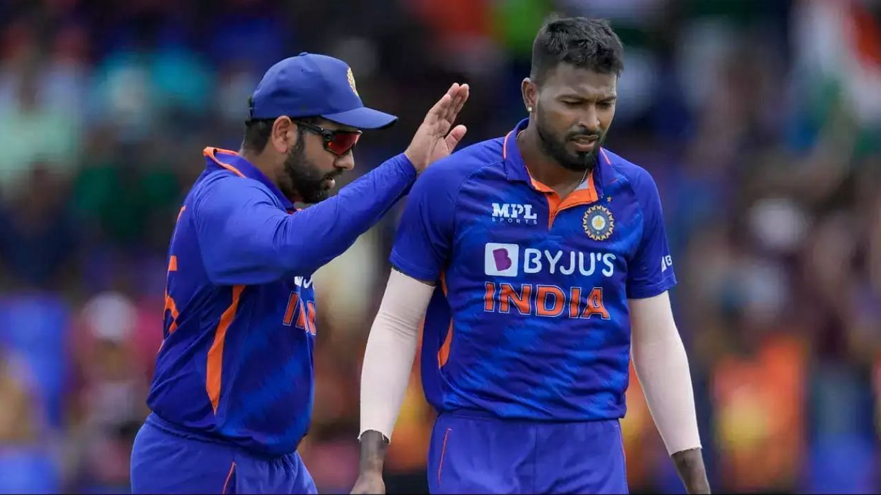 विकेट लेने के बाद हार्दिक को बधाई देते कप्तान रोहित शर्मा