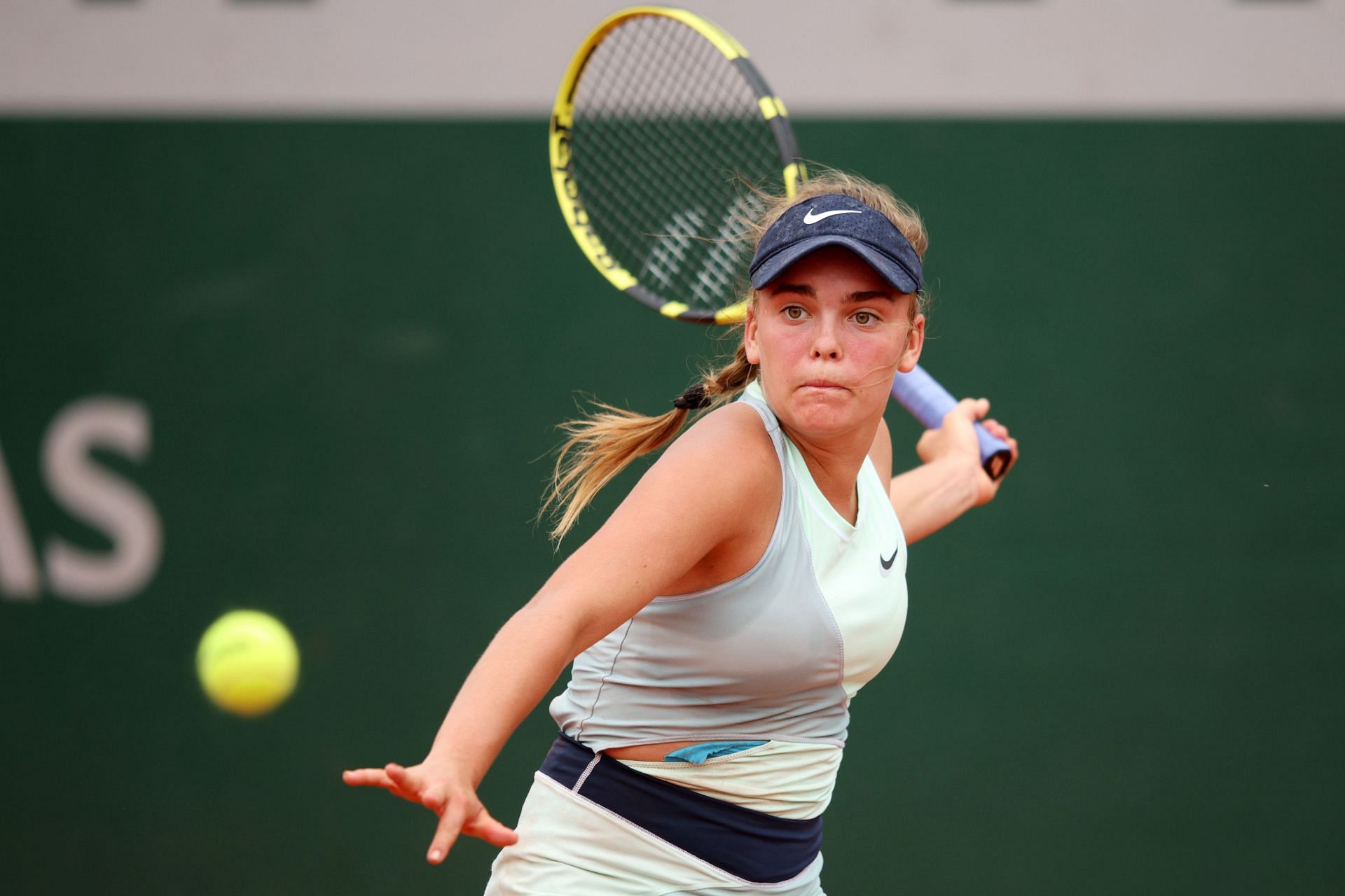 Sara Bejlek in action at the 2022 French Open.