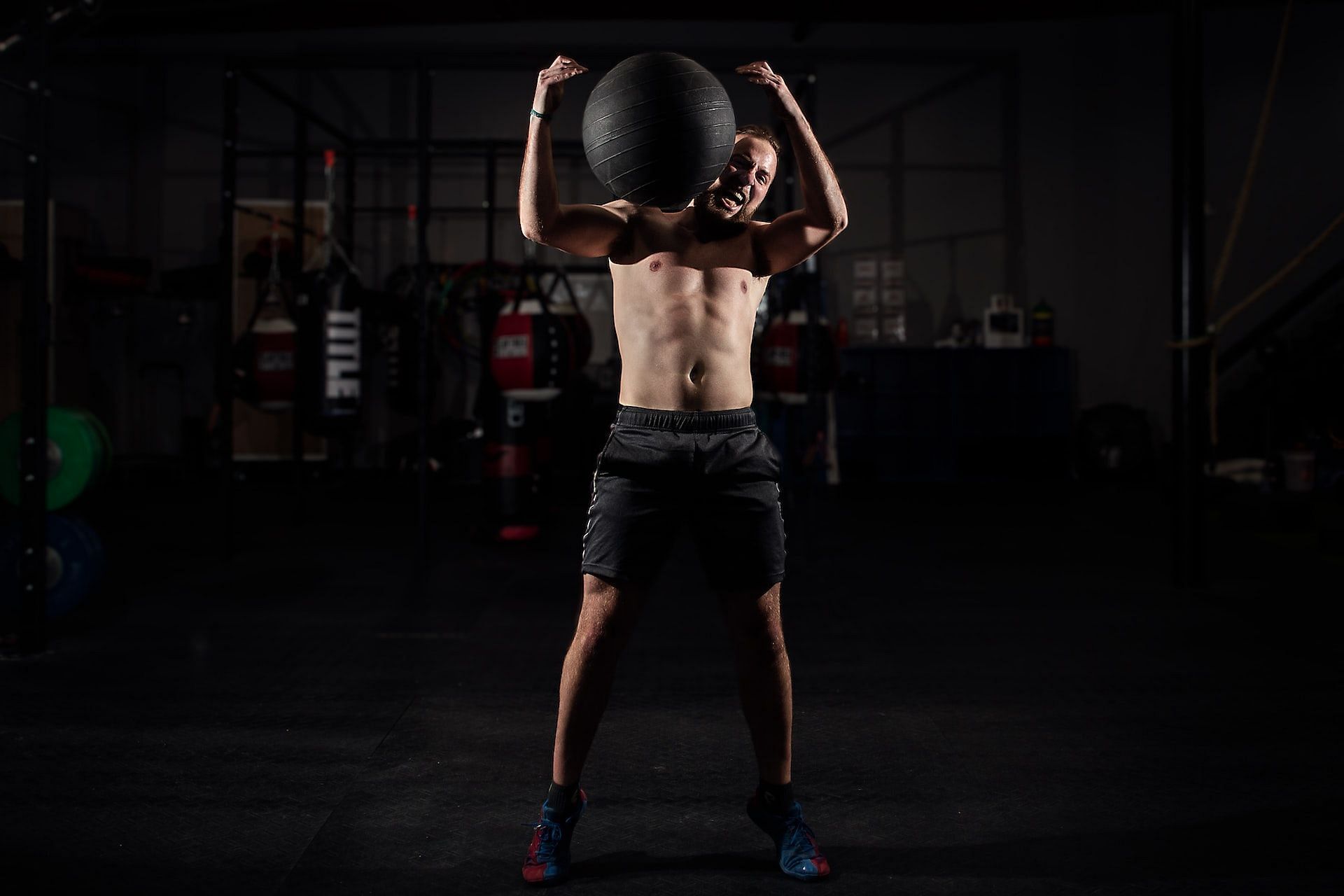Best standing ab exercises for men for core strength (Photo via Unsplash/ David Leszcynski)