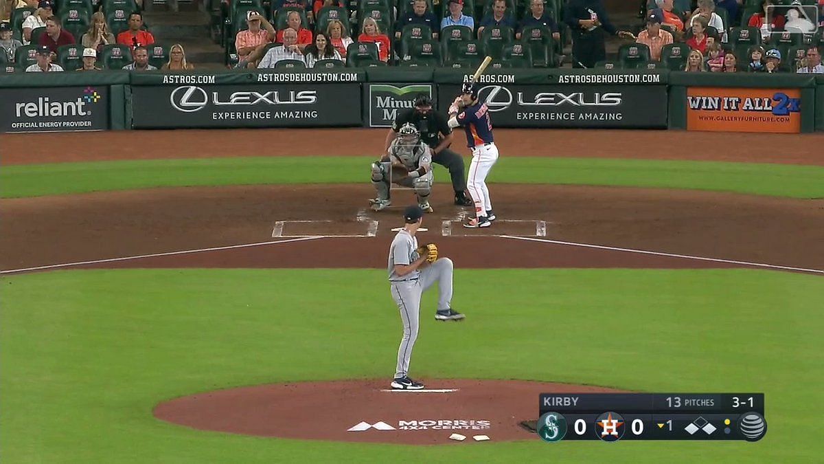 Astros' Jose Altuve shares moment with selfie-seeking field invader