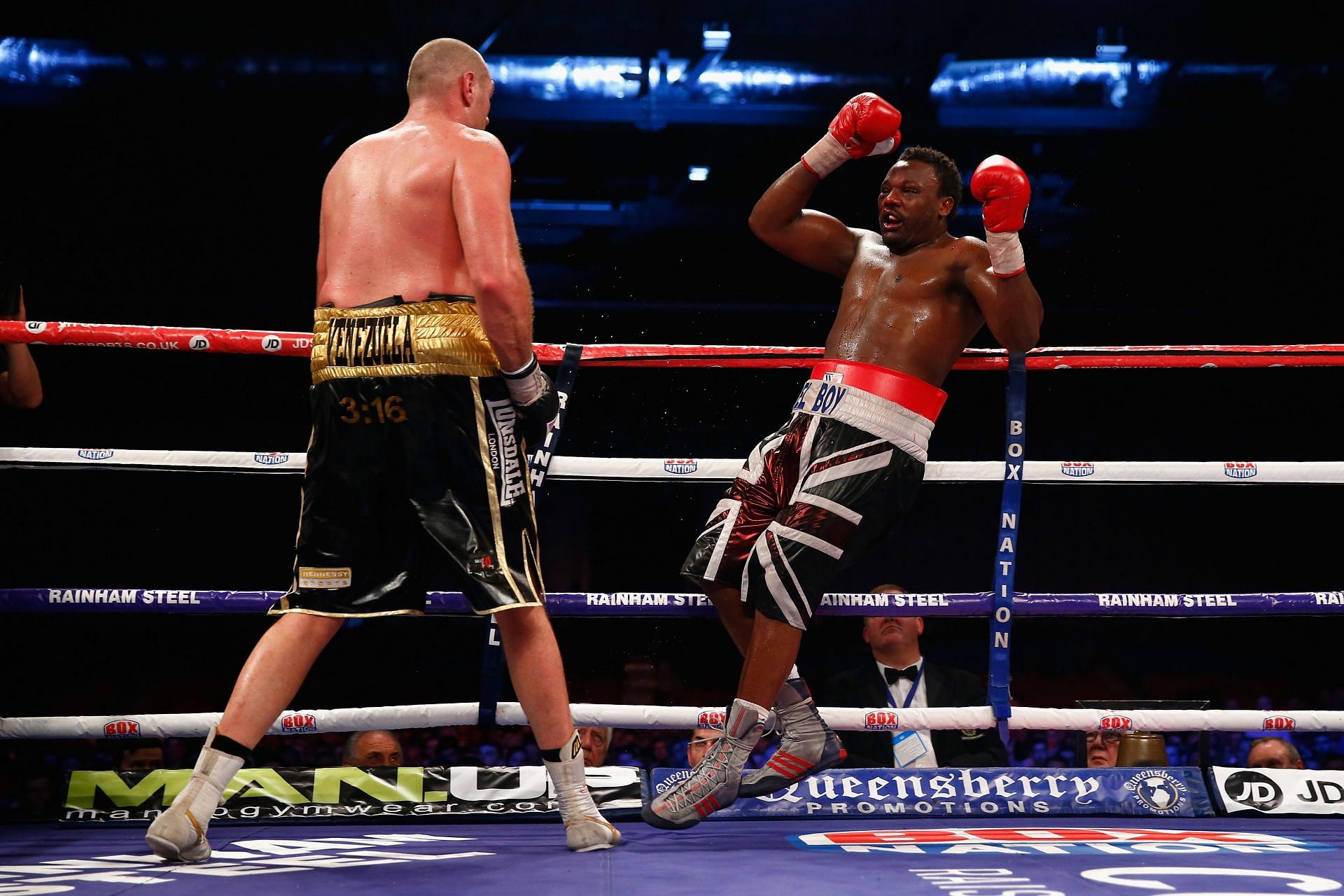 Tyson Fury (L) and Derek Chisora (R)