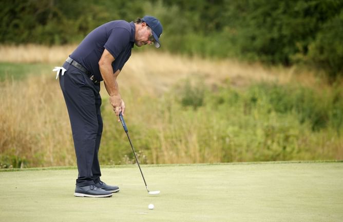 Did Phil Mickelson chew CBD gum while playing?