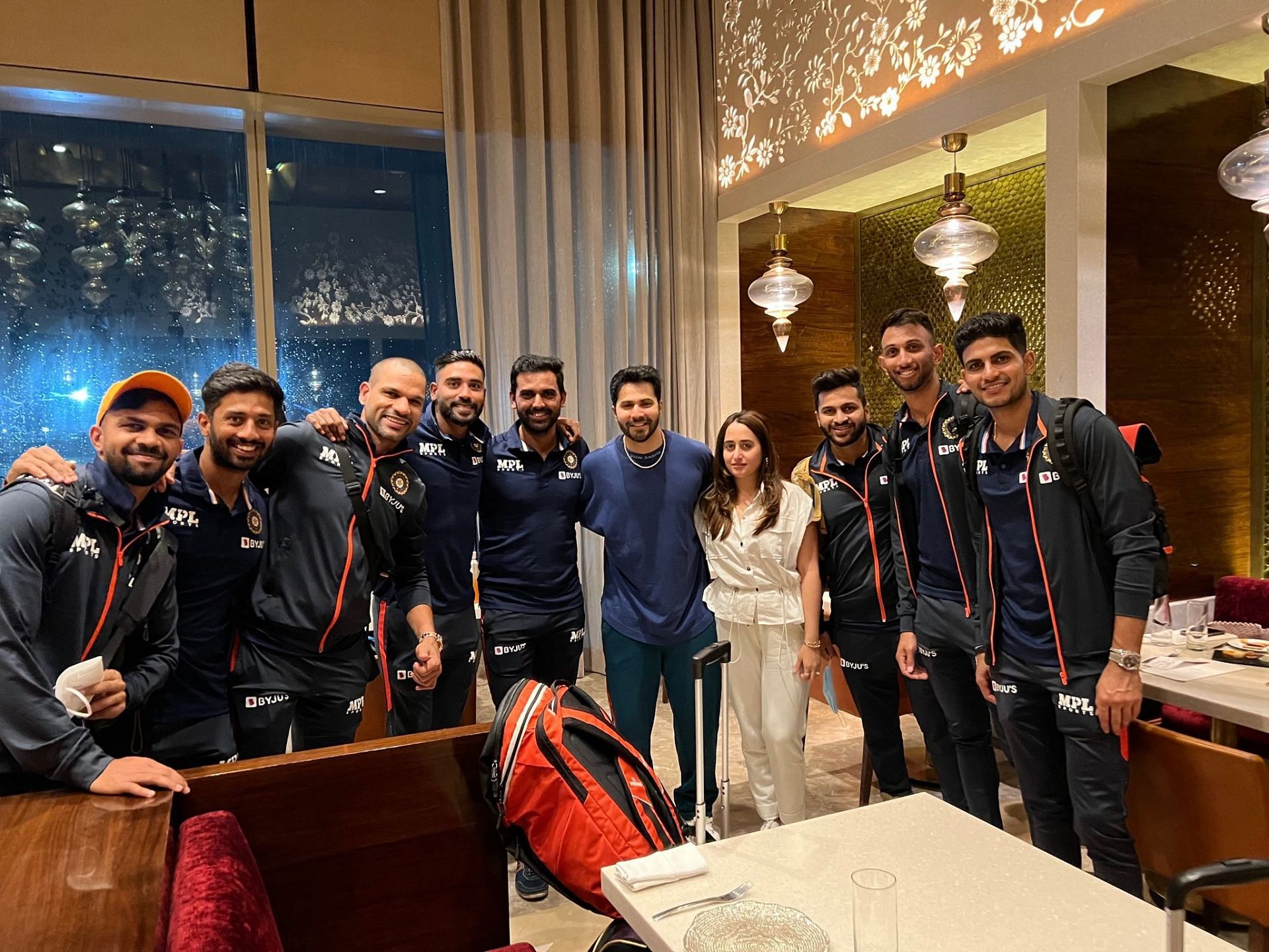 एयरपोर्ट में भारतीय खिलाड़ियों के साथ वरुण धवन