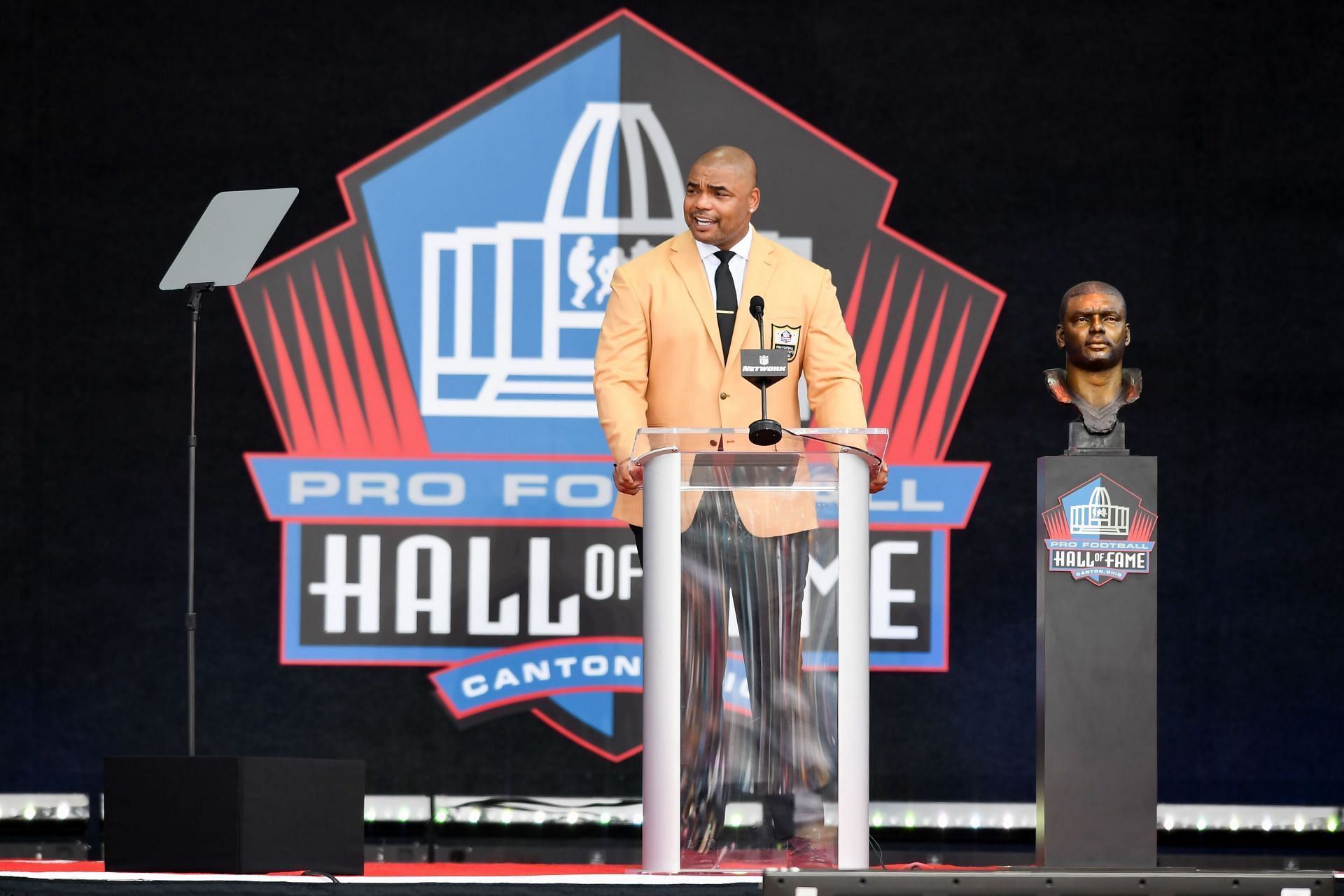 Richard Seymore delivers a speach during the NFL Hall of Fame Enshrinement Ceremony