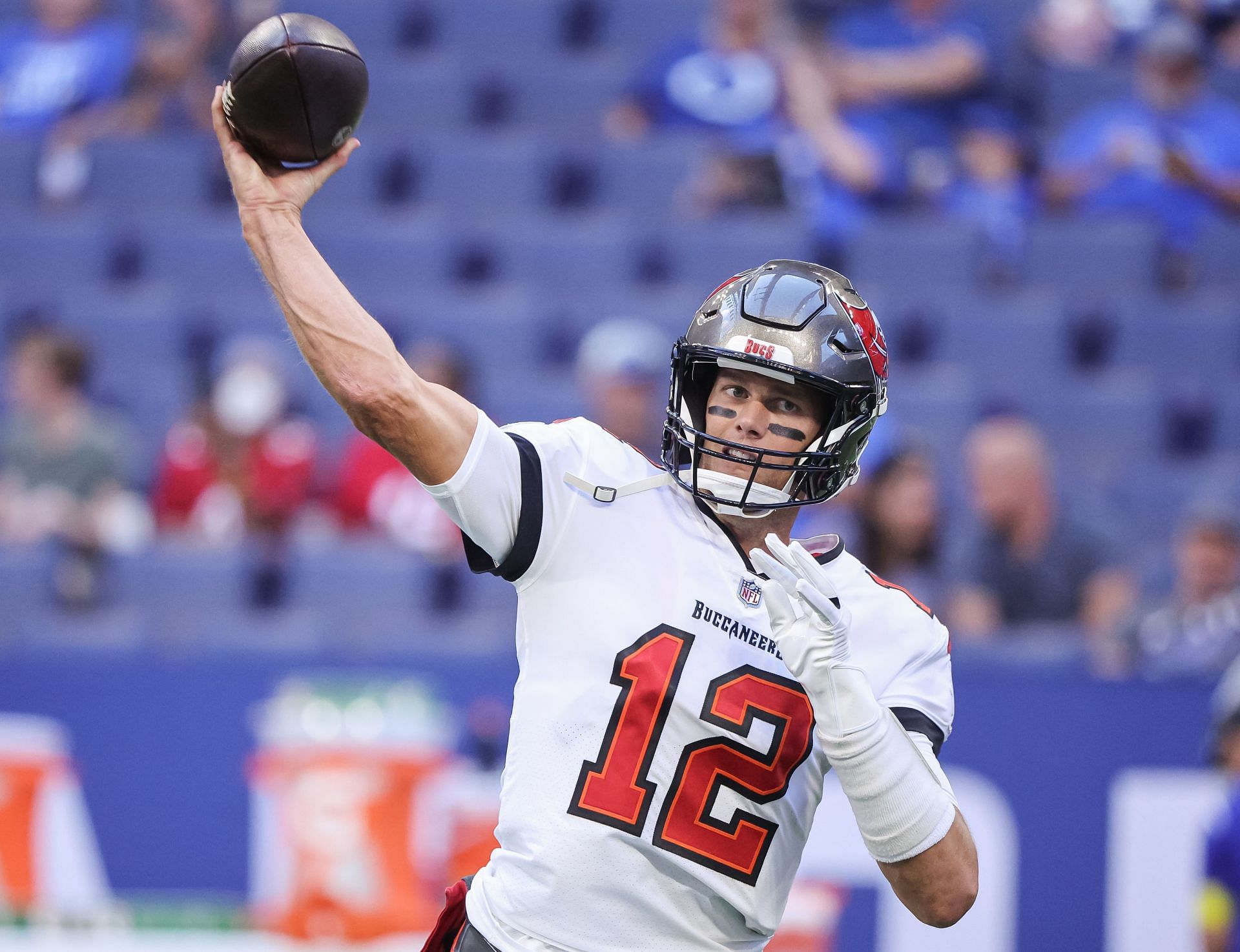 Brett Favre spotted wearing Tom Brady T-shirt at Bucs game