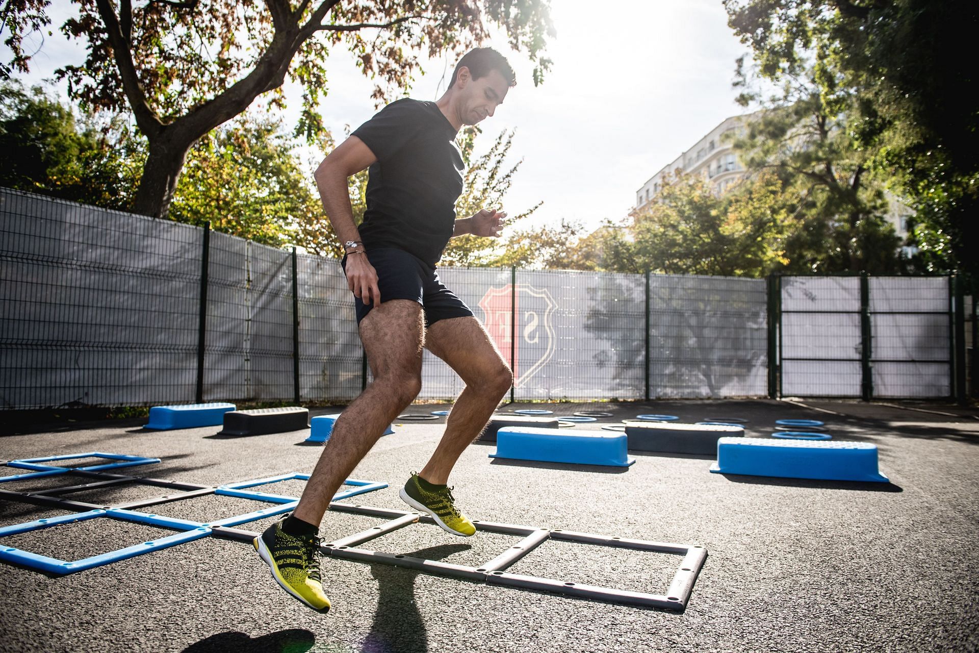 Circuit training can help you burn fat even as a beginner! (Image via unsplash/Gabin Vallet)