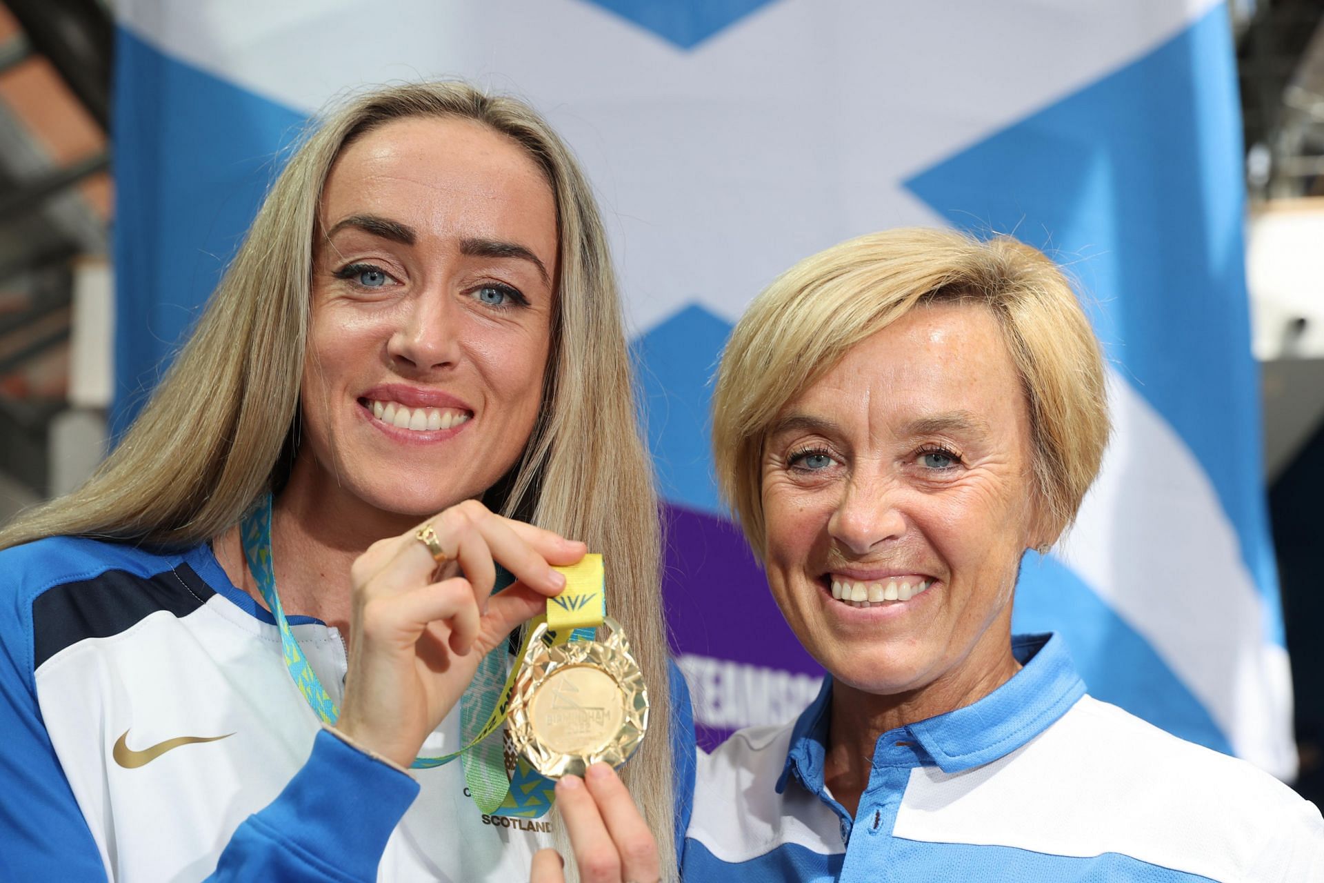 कॉमनवेल्थ गेम्स में 10 हजार मीटर दौड़ की विजेता ऐलिश (बाएं) के साथ उनकी मां लिज।