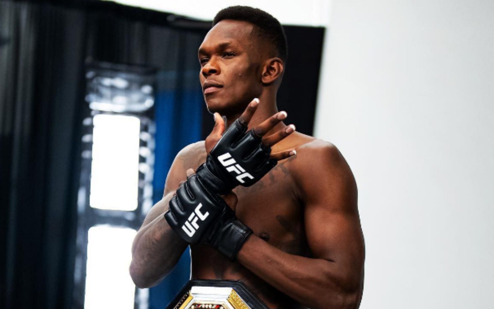 Israel Adesanya sporting his drip tips (image courtesy @stylebender Instagram)